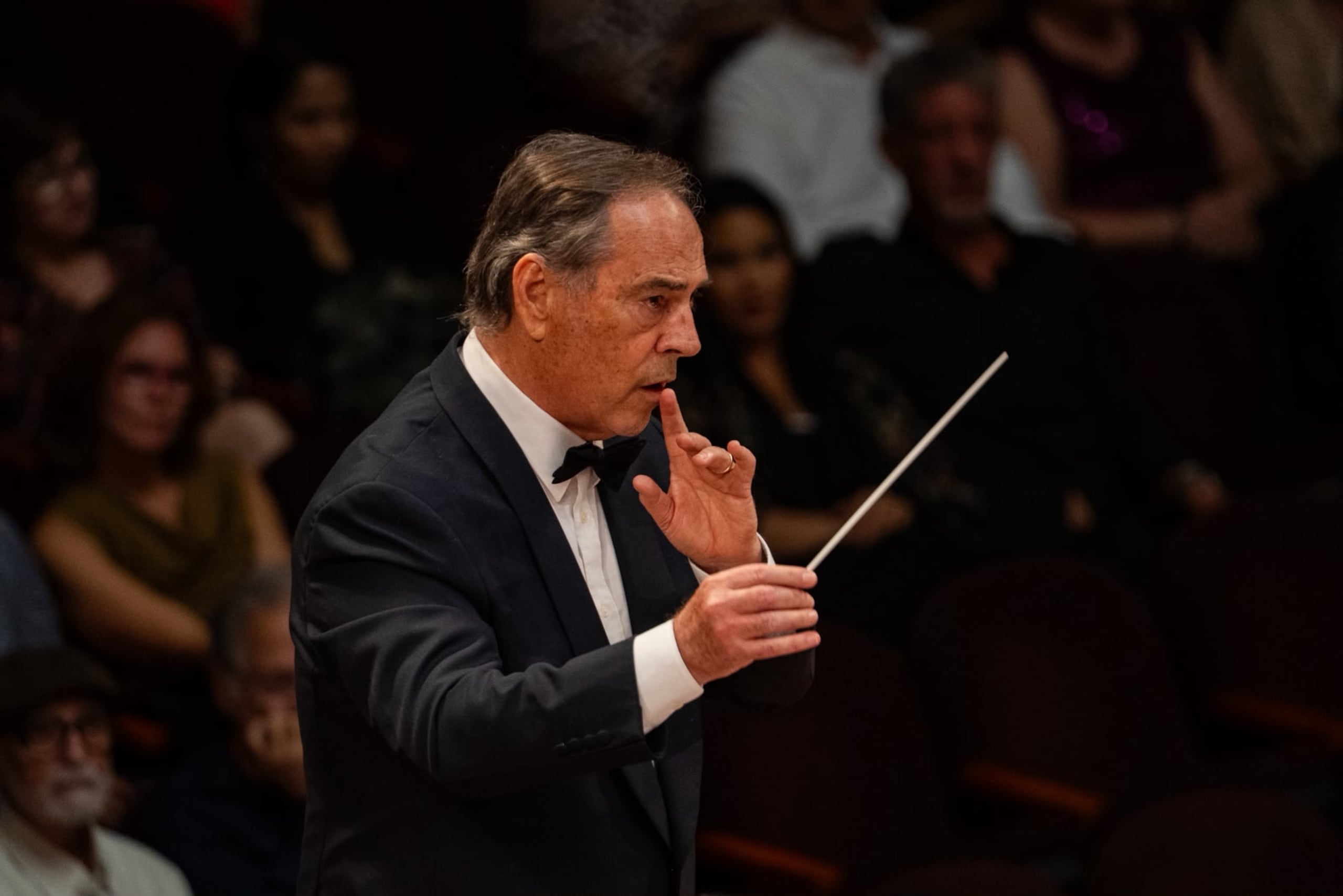 En la foto, el maestro Maximiano Valdés, director titular de la Orquesta Sinfónica de Puerto Rico