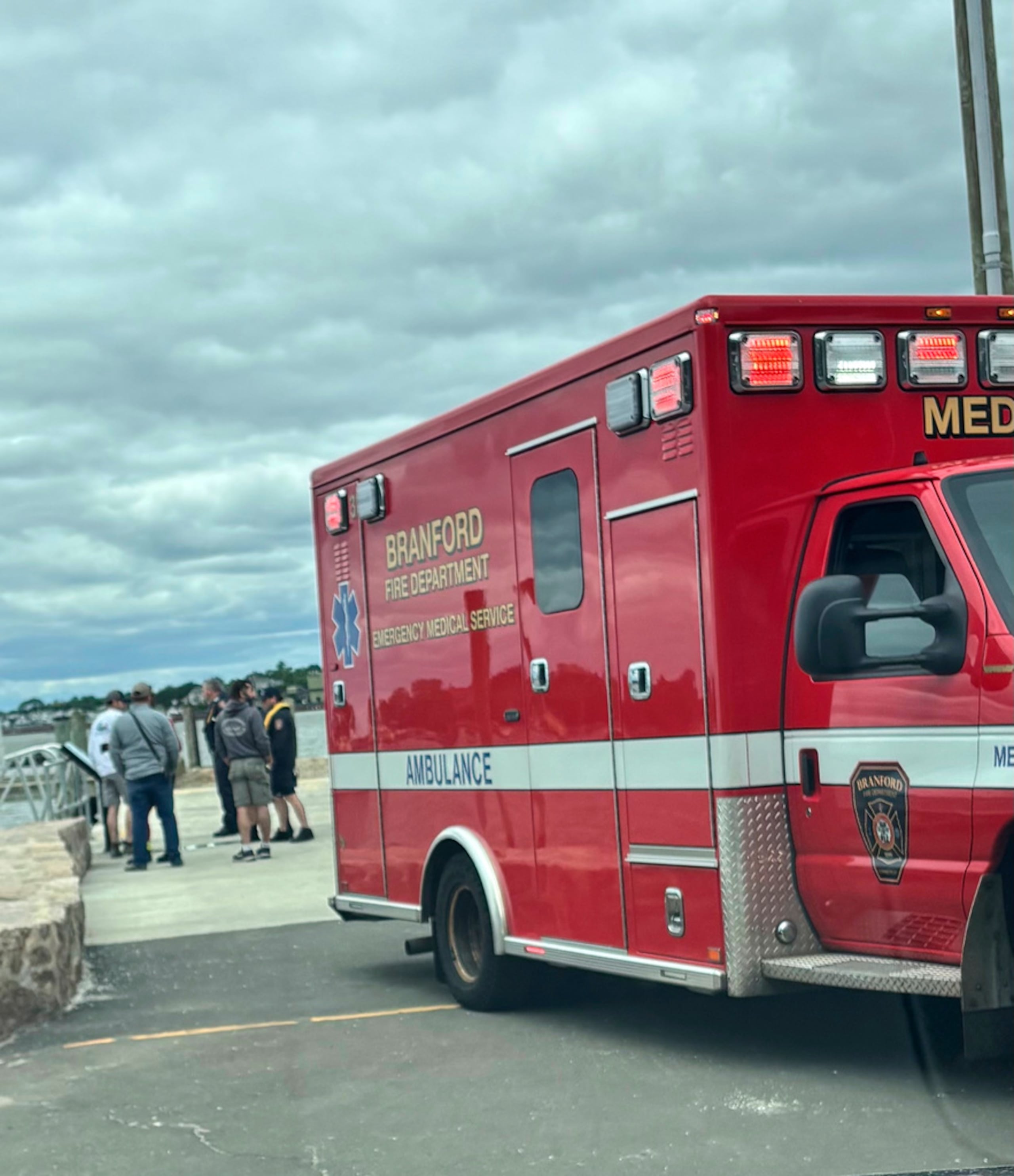 En esta foto proporcionada por el Departamento de Bomberos de Branford, bomberos de Branford y la Guardia Costera responden a un accidente aéreo en el estrecho de Long Island, el domingo 1 de junio de 2025, frente a la costa de Branford, Connecticut.