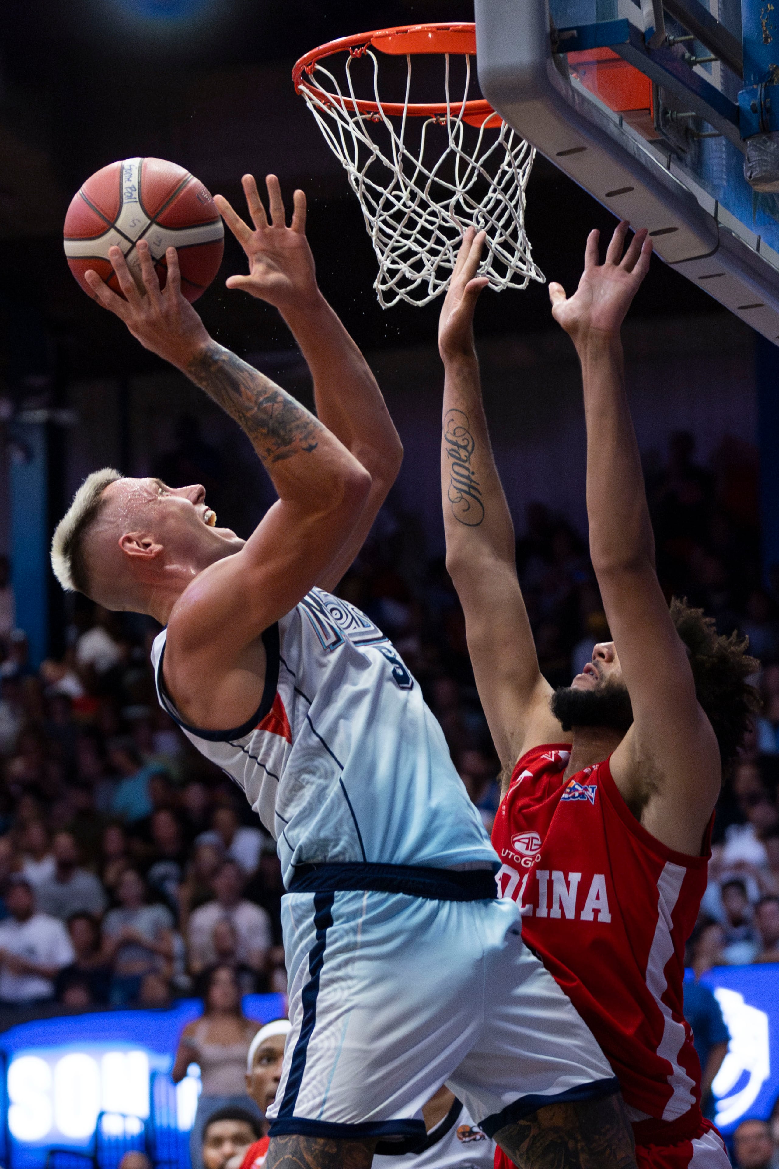 Mitch Creek ataca el canasto ante la defensa de George Conditt, de los Gigantes de Carolina, en las semifinales 2023 del Baloncesto Superior Nacional.