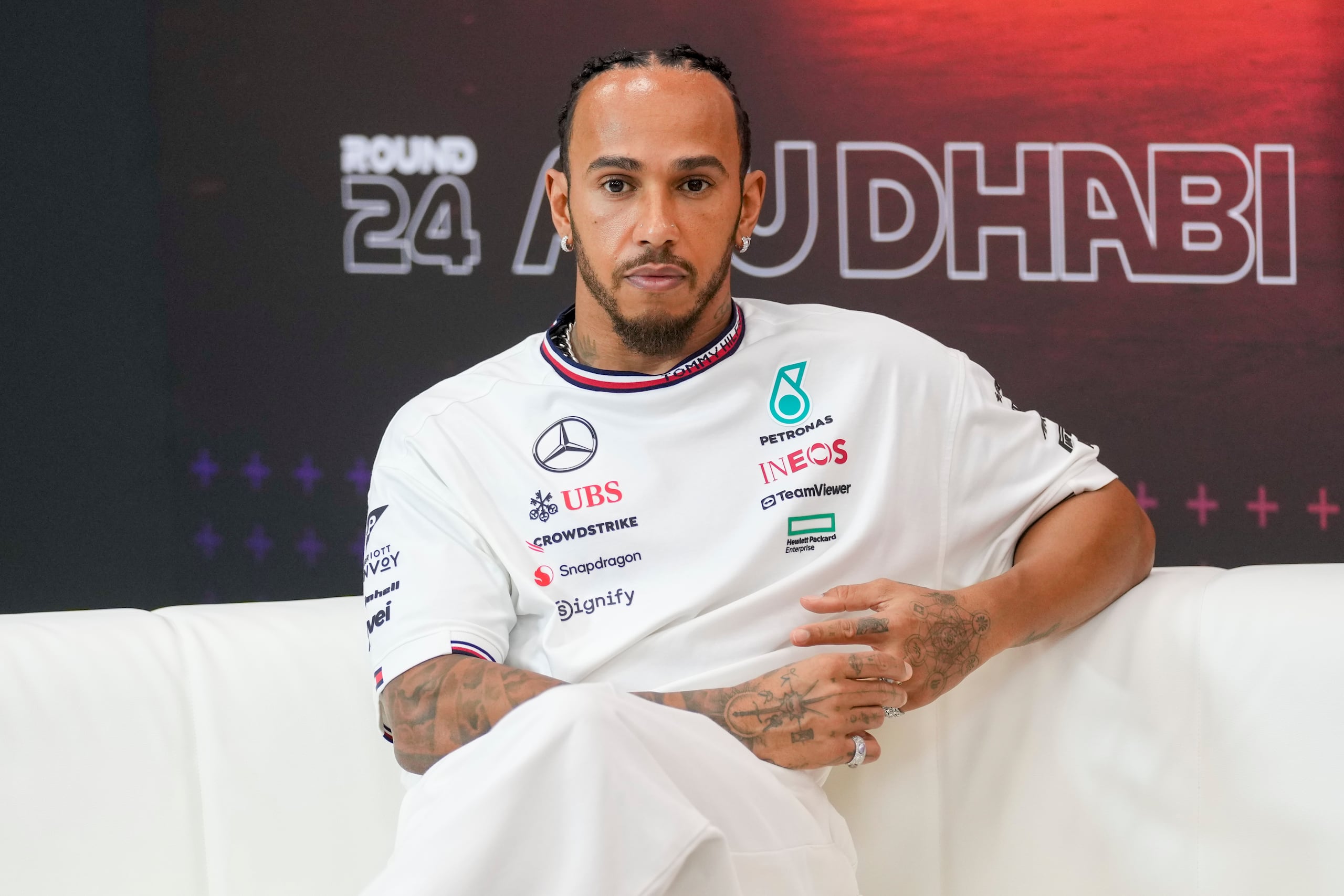 Lewis Hamilton, actual piloto de Mercedes, atiende a la prensa en Abu Dabi.