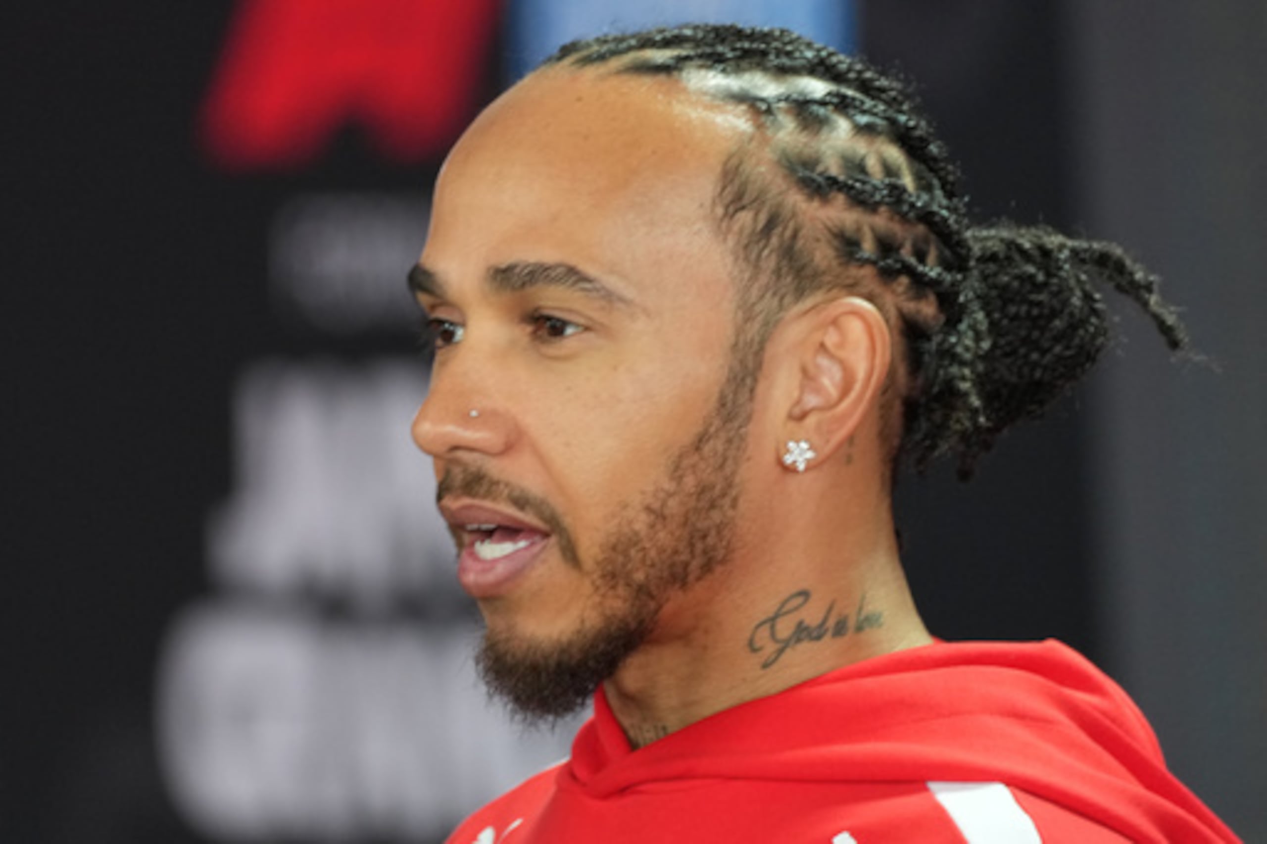 El piloto británico de Ferrari Lewis Hamilton habla con los medios de comunicación antes del Gran Premio de Japón de Fórmula Uno el jueves 26 de marzo de 2026, en Suzuka, en el centro de Japón. (AP Photo/Eugene Hoshiko)