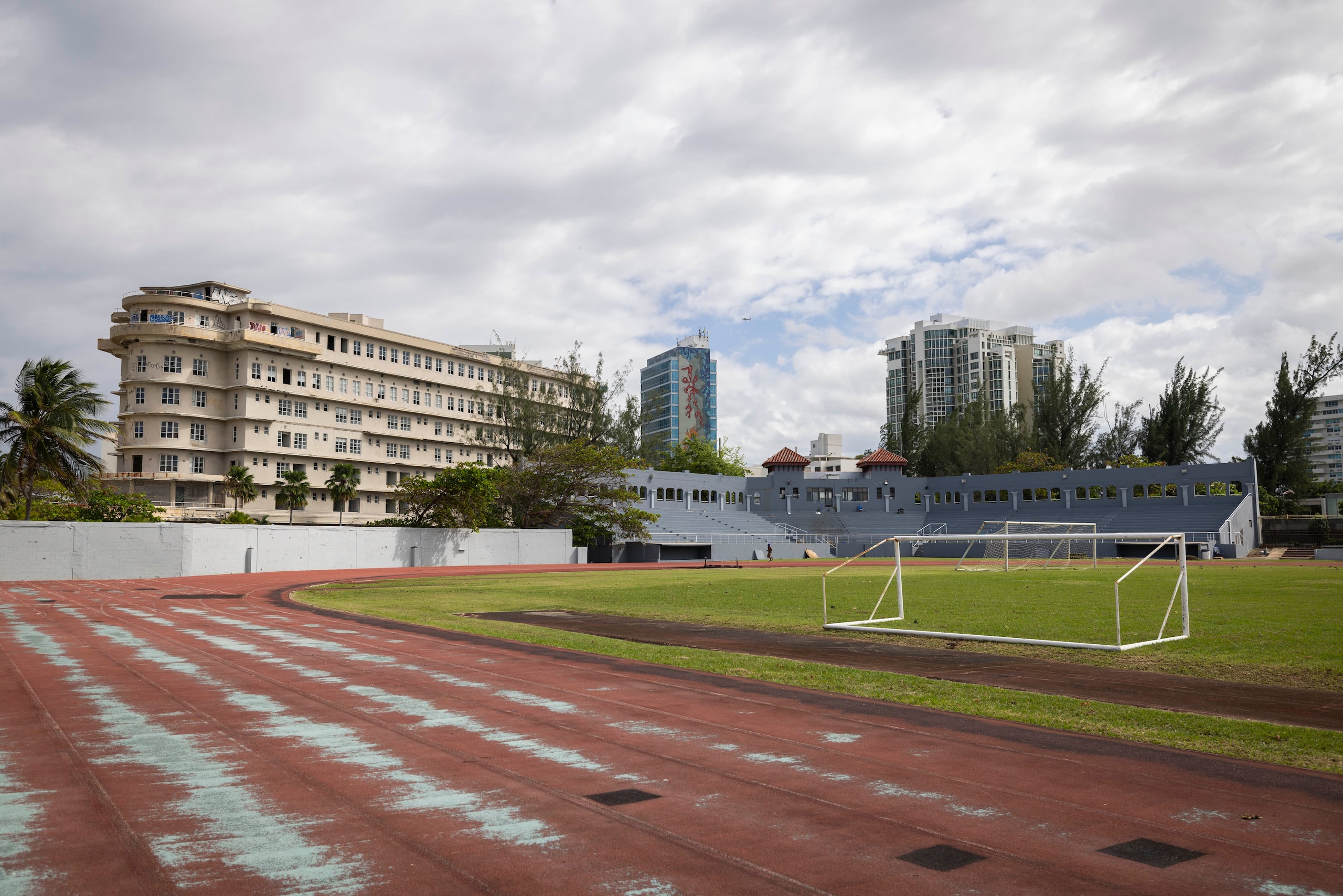El Estadio Sixto Escobar ha estado prácticamente sin recibir acondicionamientos desde que el huracán María azotó la Isla en septiembre del 2017. Sin embargo, allí entrenan algunos atletas boricuas con aspiraciones olímpicas.
