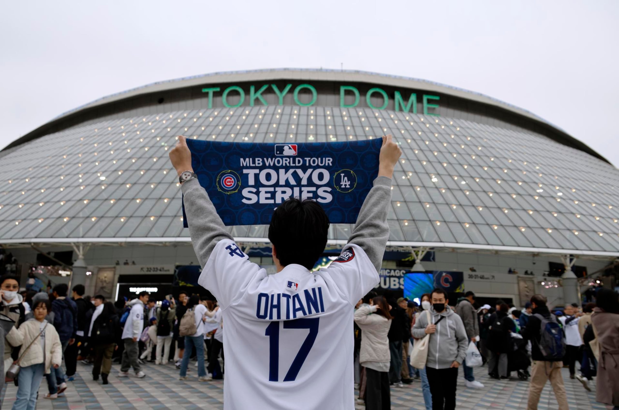 Un seguidor de Shohei Ohtani, de los Los Angeles Dodgers, posa ante el Tokyo Dome, donde los Dodgers se enfrentarán a los Chicago Cubs el 18 y 19 de marzo, en la apertura de la temporada regular de MLB 2025.