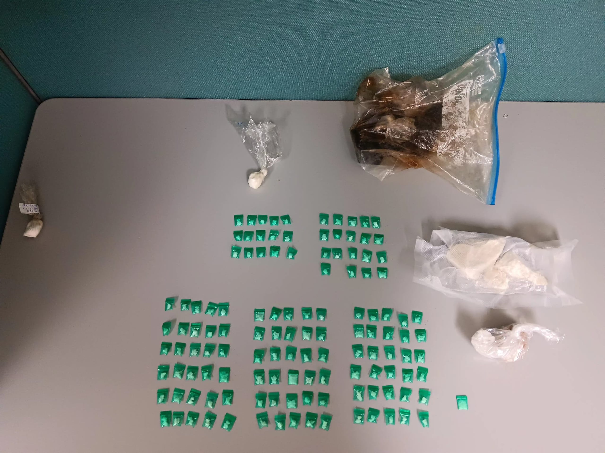 Drogas ocupadas en un allanamiento diligenciado en la calle Simón Carlo del barrio Dulces Labios, en Mayagüez.