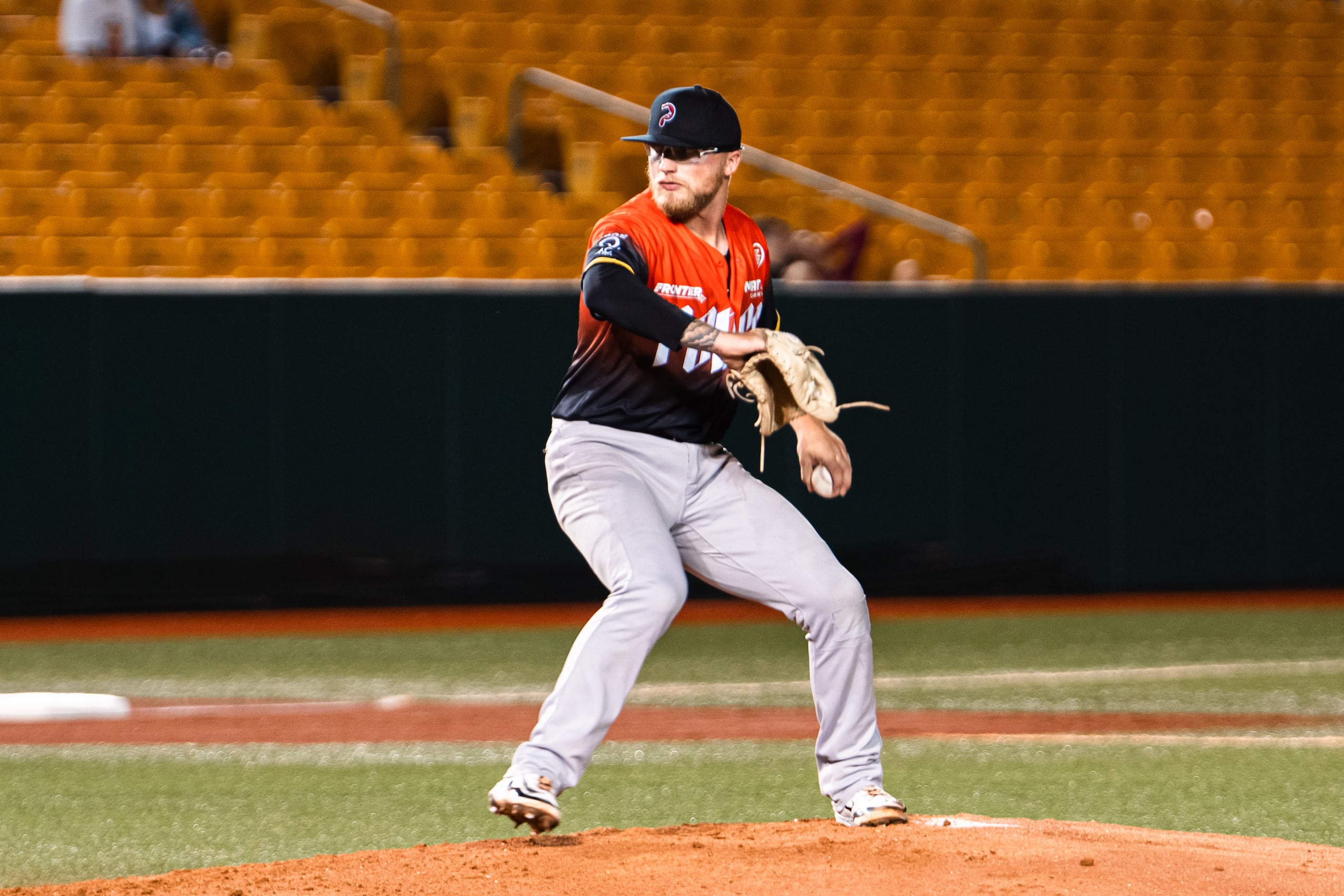 El zurdo Brady Tedesco, de los Leones de Ponce, en el montículo durante el sexto juego de la semifinal B de la LBPRC.