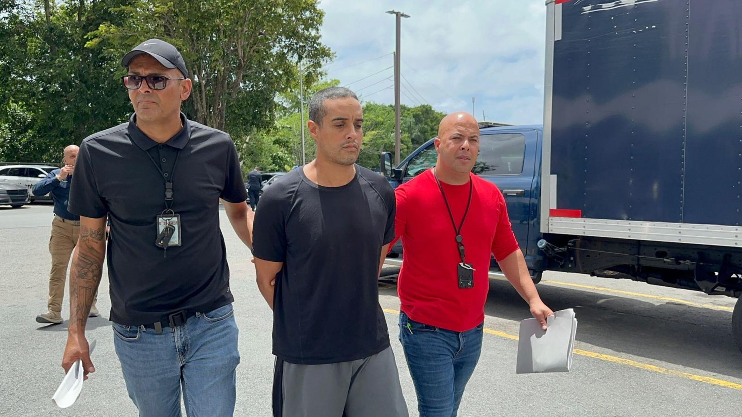 Agentes de la División de Inteligencia y Arrestos del área de Bayamón, capturaron en Corozal a Anthony Greg Rivera Cosme de 30 años, acusado en ausencia por maltrato a una persona de edad avanzada e incendio agravado.