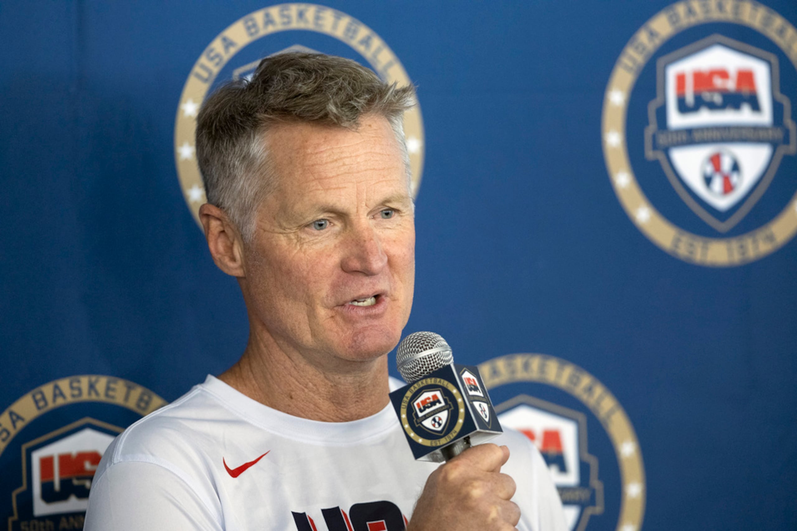 Steve Kerr responde preguntas durante una sesión de entrenamiento de team USA.