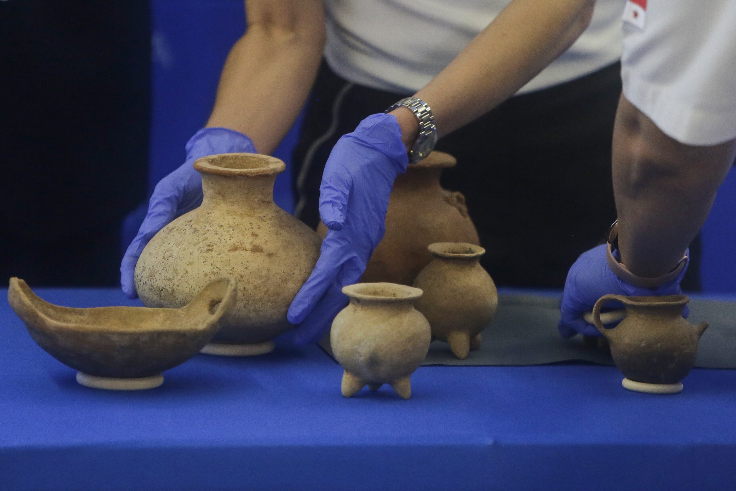 Una persona sostiene una pieza arqueológica precolombina este miércoles, en Ciudad de Panamá, en Panamá. Panamá expuso este miércoles 13 piezas arqueológicas precolombinas provenientes de Canadá, marcando un momento "memorable" en el proceso de recuperación de parte del patrimonio cultural del país centroamericano en el extranjero, a la vez que impulsa la concienciación sobre la necesidad de protegerlo. (EFE/ Carlos Lemos)