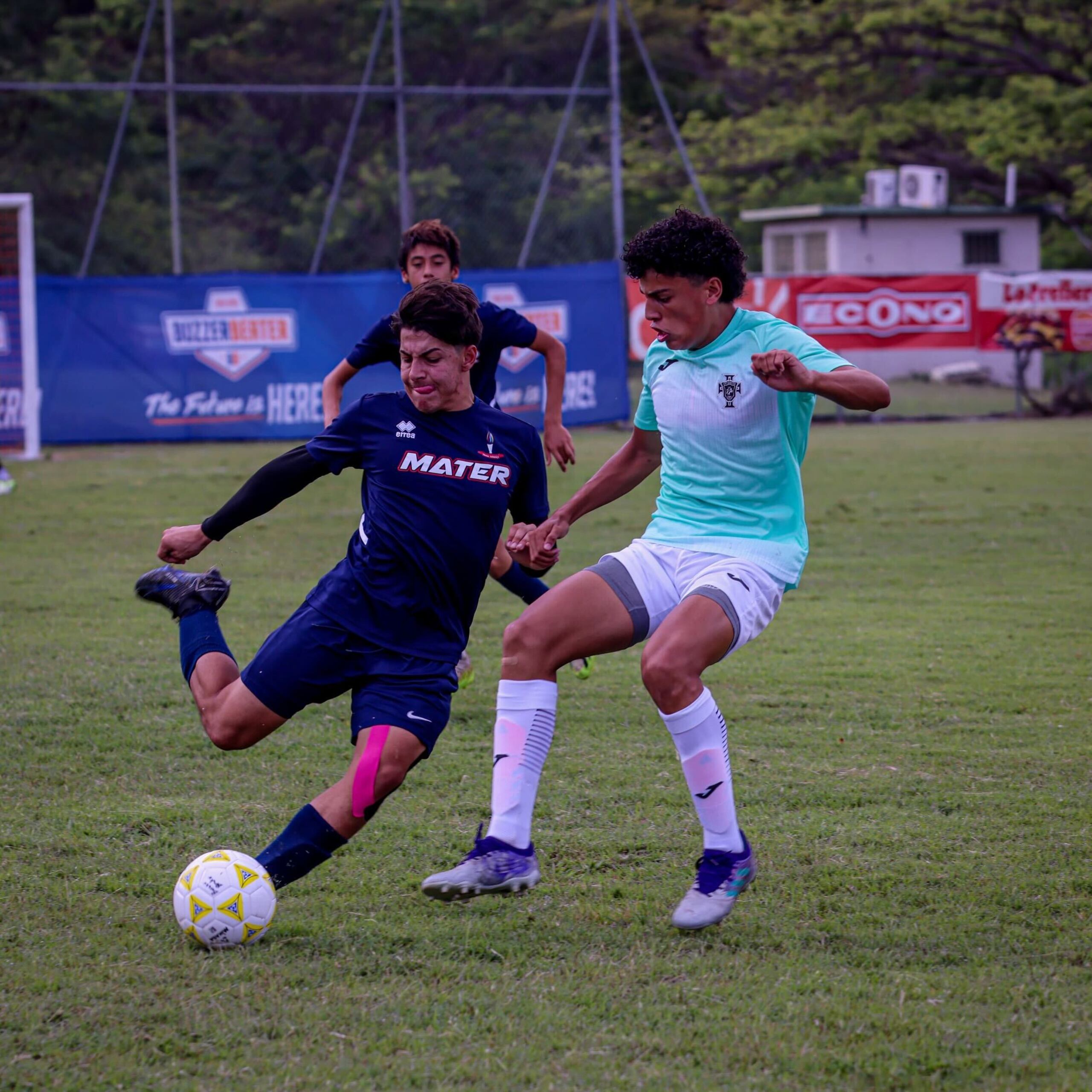Un jugador del Colegio Mater Salvatori de San Juan busca patear el balón ante la defensa del Colegio Bautista de Carolina.