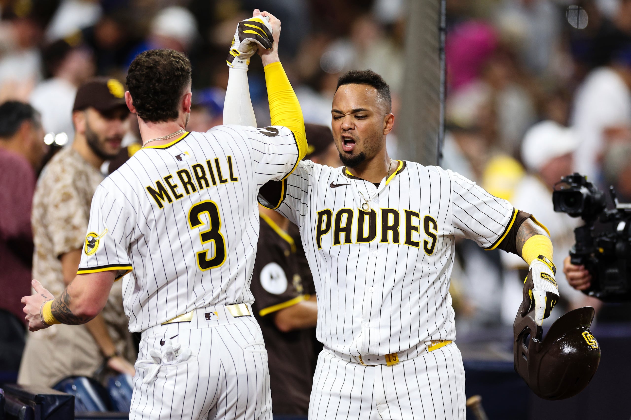 El boricua Martín Maldonado festeja con Jackson Merrill, su compañero de los Padres de San Diego, luego de conectar un jonrón.