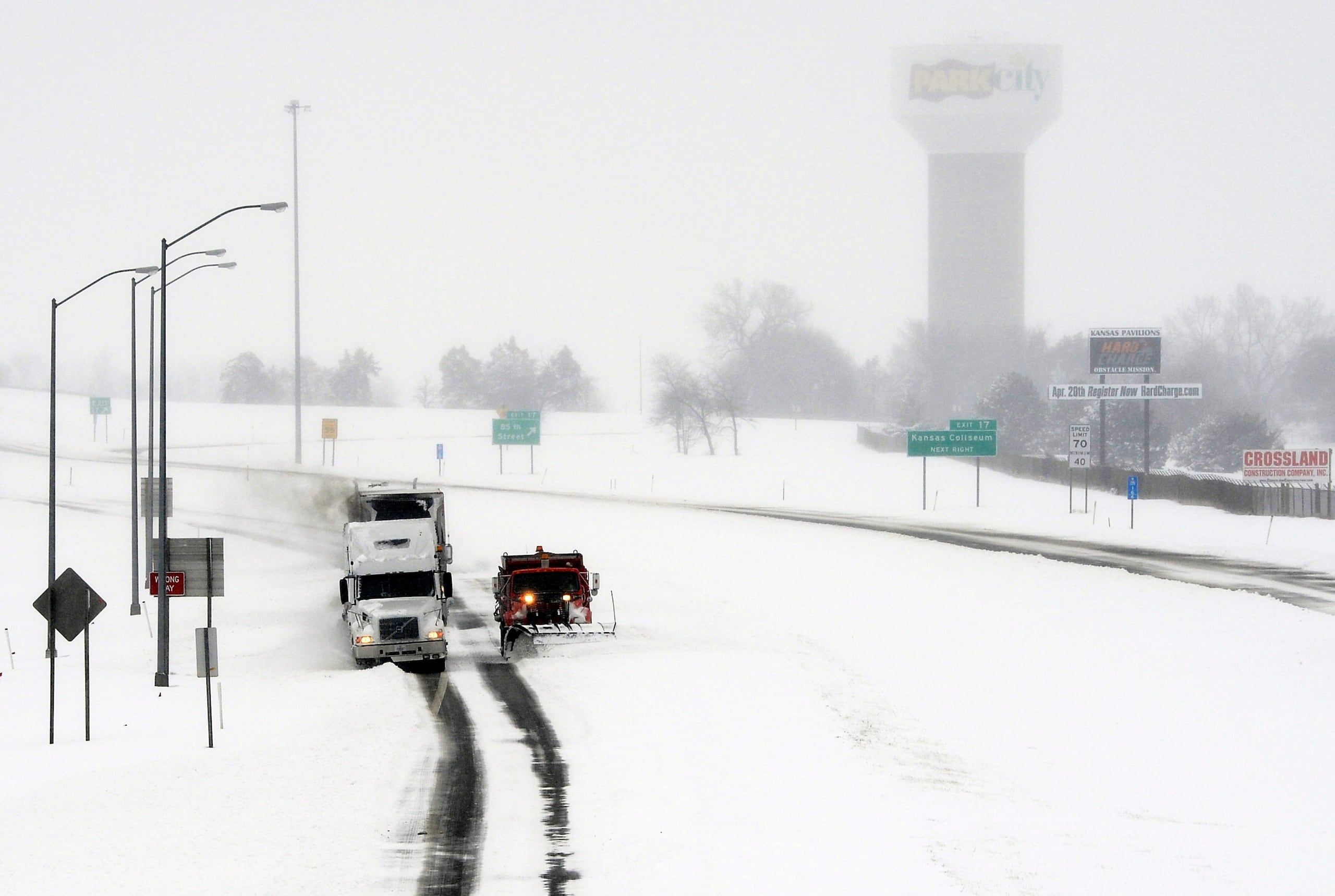Vista de una tormenta de nieve que complica la movilidad en Kansas, en una fotografía de archivo. EFE/Larry W. Smith