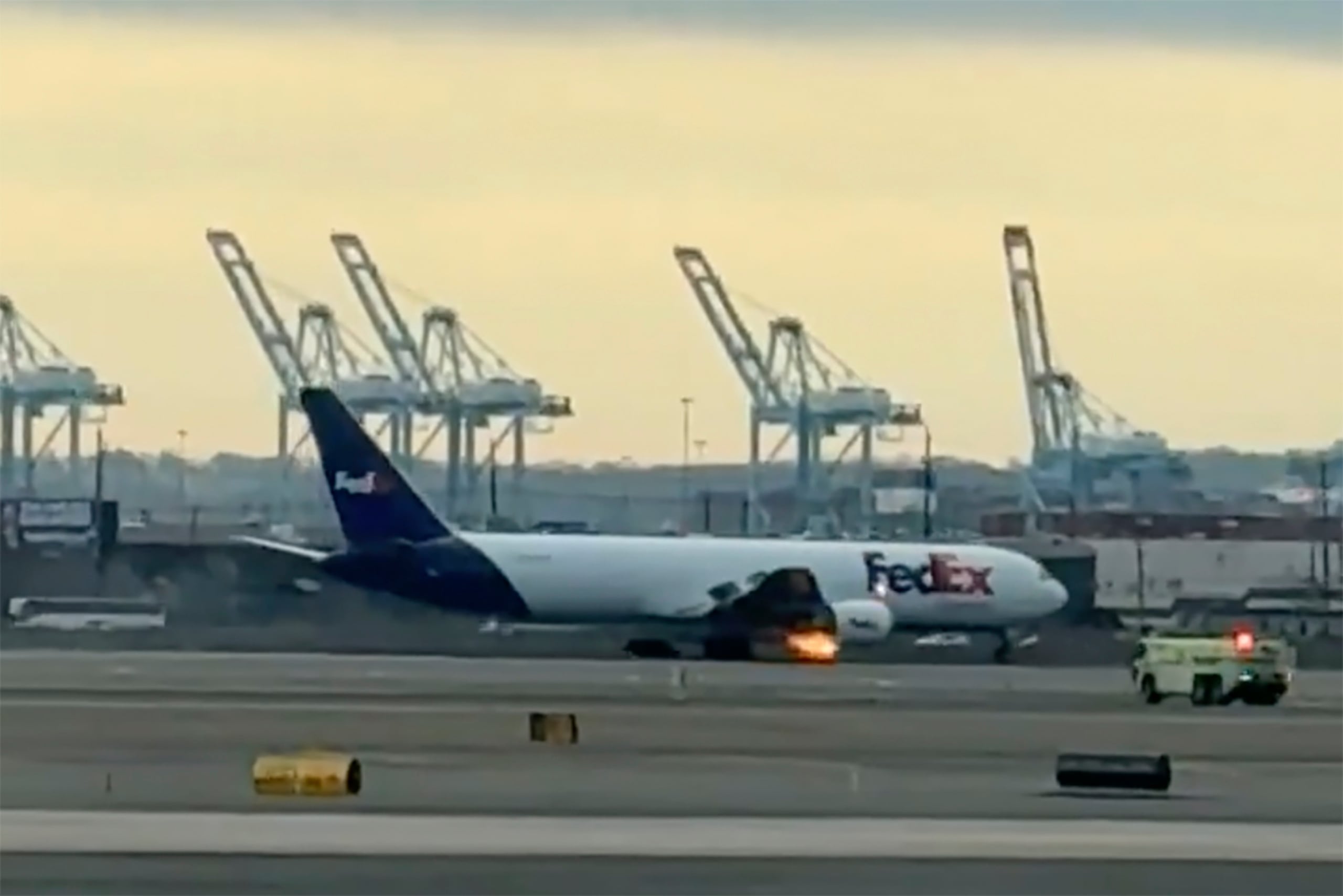 Foto suministrada por Kenneth Hoffman, que muestra a un avión de carga de FedEx haciendo un aterrizaje de emergencia en el Aeropuerto Internacional de Newark en Nueva Jersey el 1 de marzo del 2025. (Kenneth Hoffman via AP)