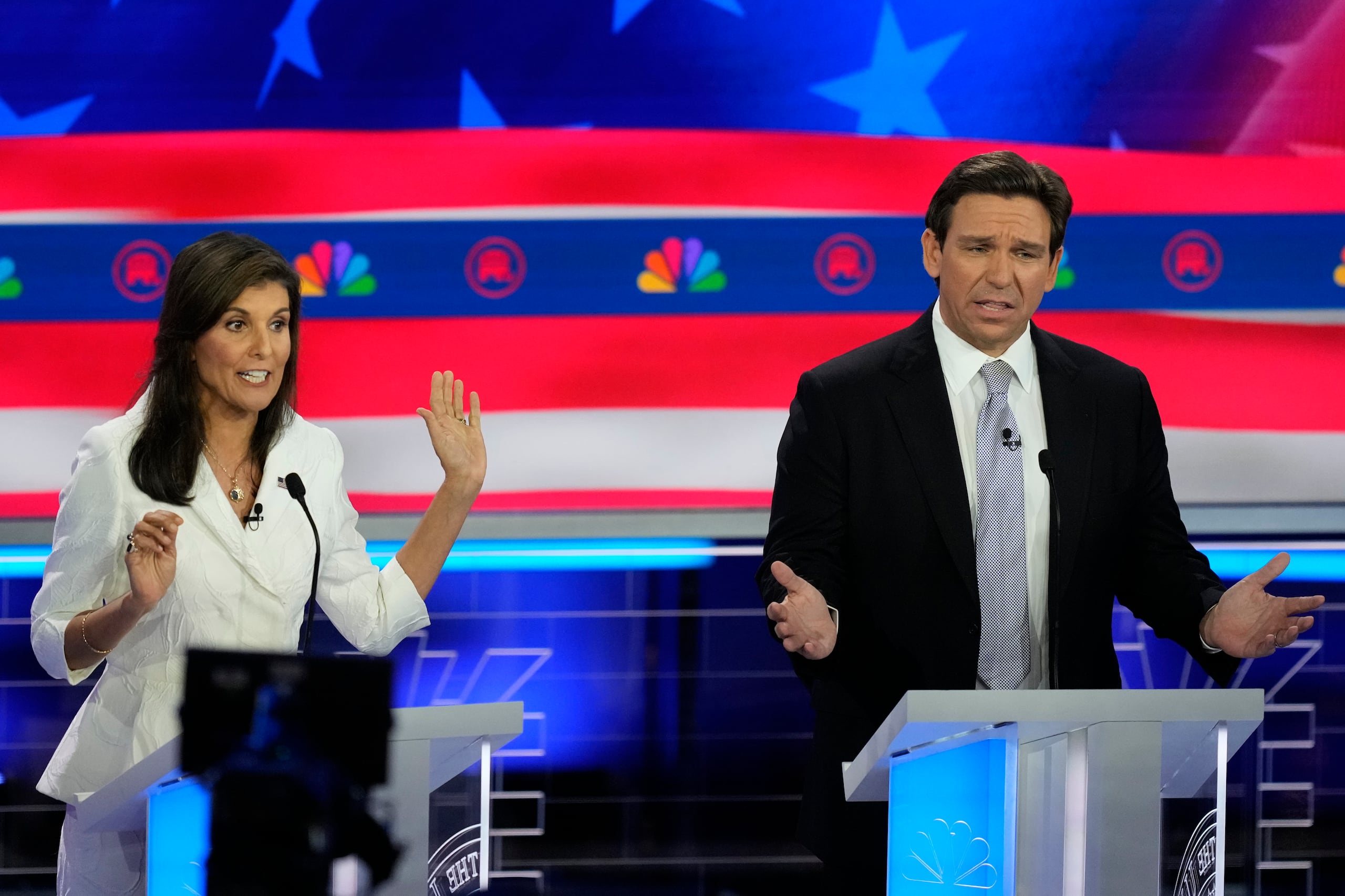Nikki Haley, exembajadora de Estados Unidos ante la ONU, y el gobernador de Florida, Ron DeSantis, hablan durante un debate de aspirantes a la candidatura republicana a la presidencia, el miércoles 8 de noviembre de 2023, en el Centro Adrienne Arsht para las Artes Escénicas del condado Miami-Dade, en Miami. (AP Foto/Rebecca Blackwell)