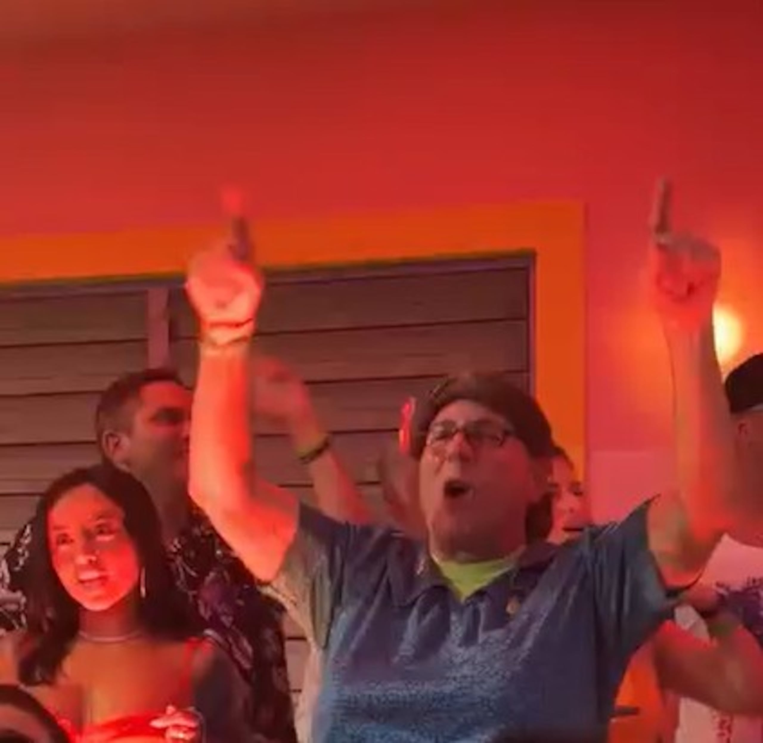 Raymond Arrieta fue invitado públicamente a la casita por el intérprete de Debí tirar más fotos.