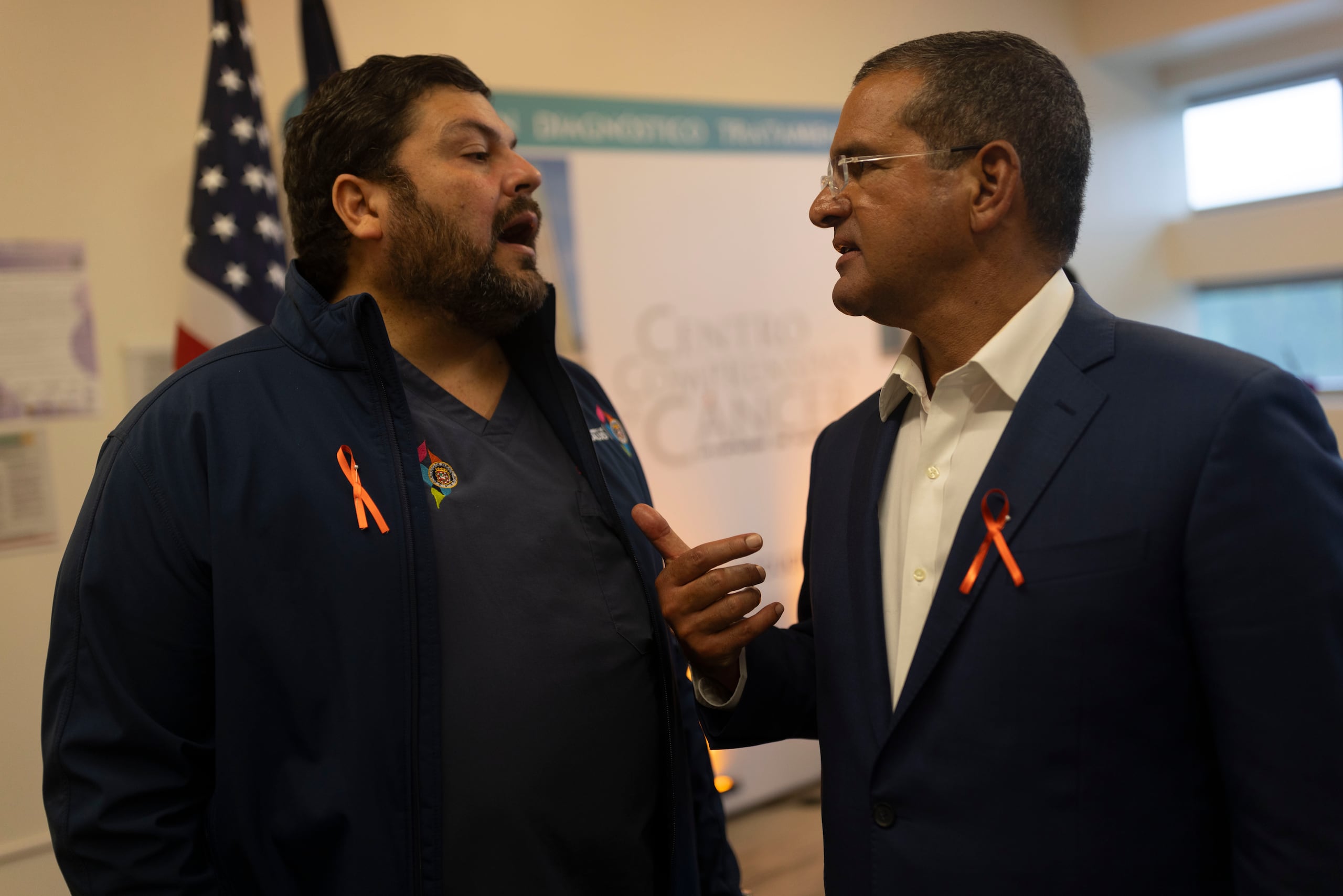 El ejecutivo (junto al Secretario de Salud en la foto) sostuvo que los proyectos seleccionados tenían adelantados los trámites para realizar sus propuestas, ya que hay un límite para usar el dinero.