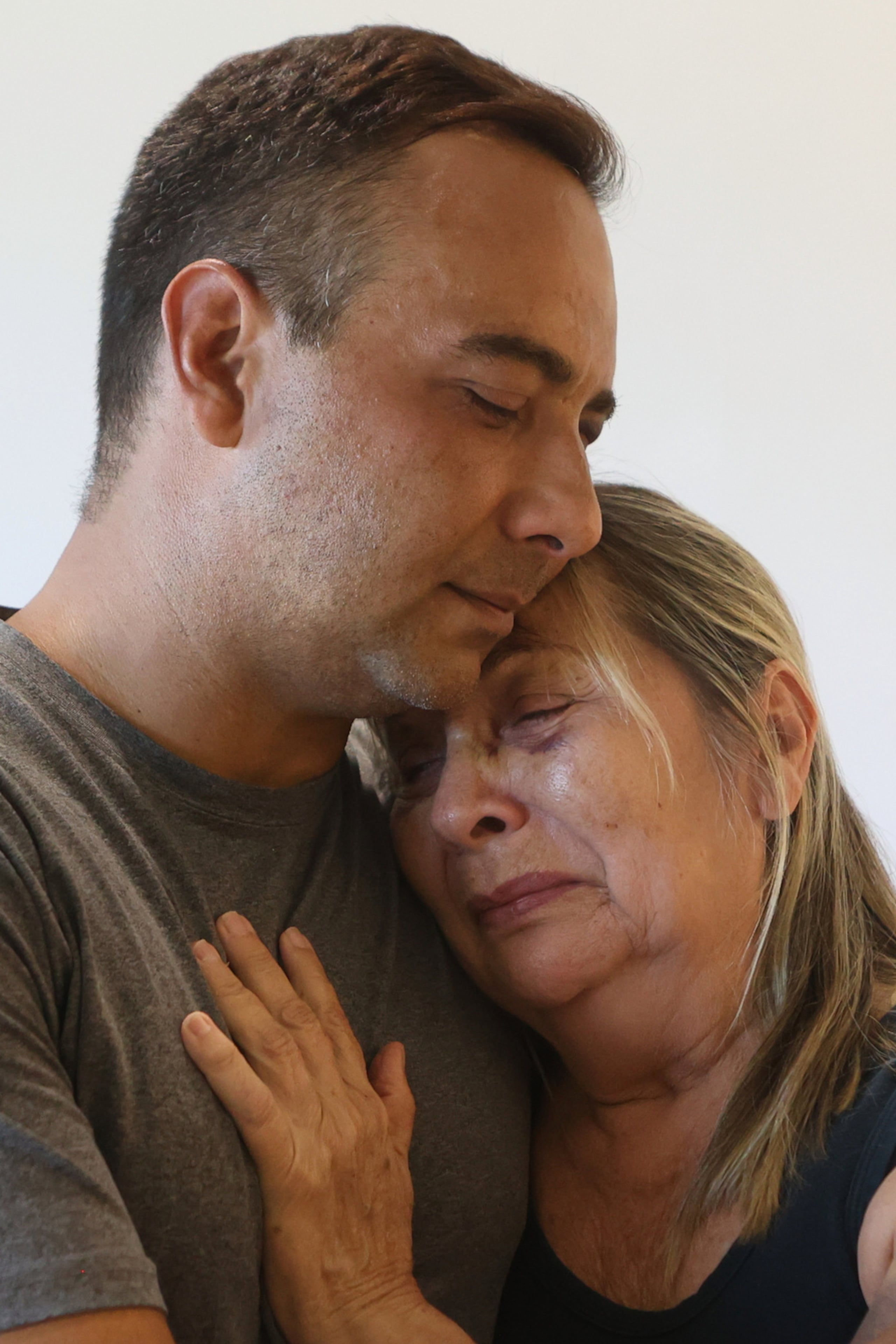 Grian Serrano abraza a su madre, Ingrid Rochabrun, en la casa donde se están quedando con familiares en Caracas tras sobrevivir a los terremotos consecutivos que destruyeron el edificio de apartamentos donde vivían en Caraballeda, el 29 de junio de 2026.