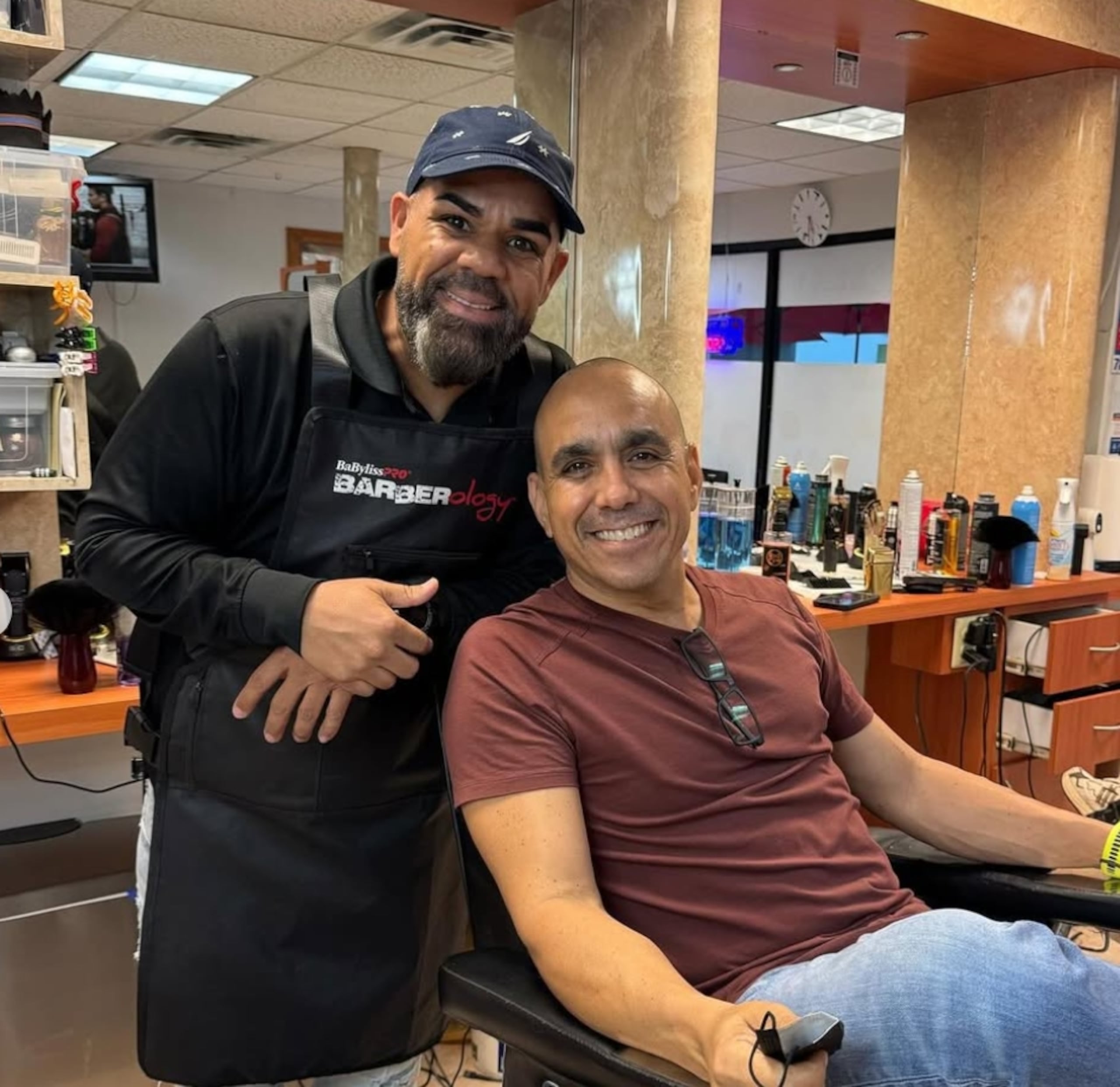El comunicador compartió su nuevo look en sus redes sociales junto a Tonny Barber.