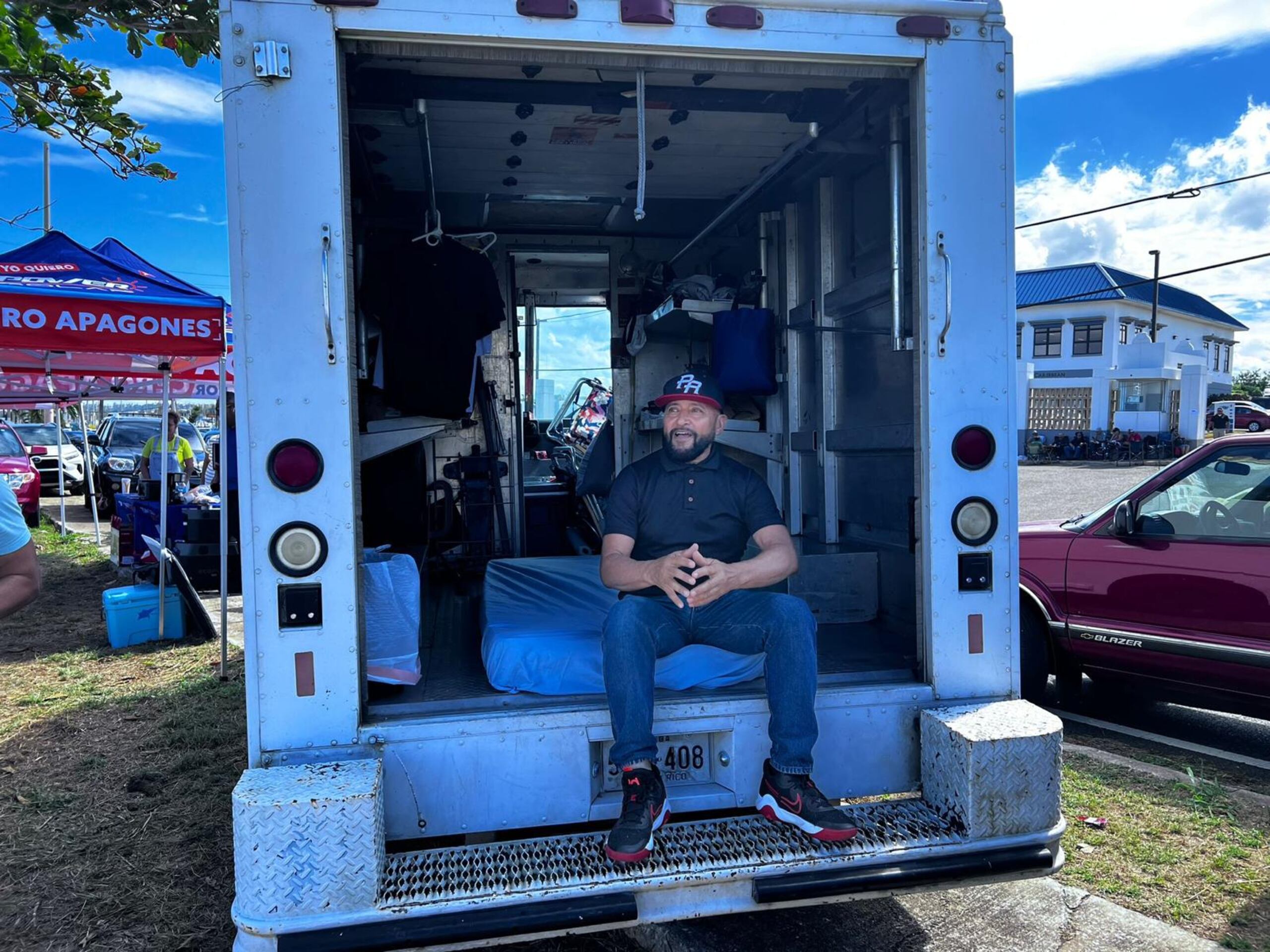 Ernesto A. García Camacho, de Ciales, cerró su barbería, apertrechó su camión con un colchón, ropa y víveres y desde el lunes pernocta frente al centro de Energía Nueva en Hatillo.