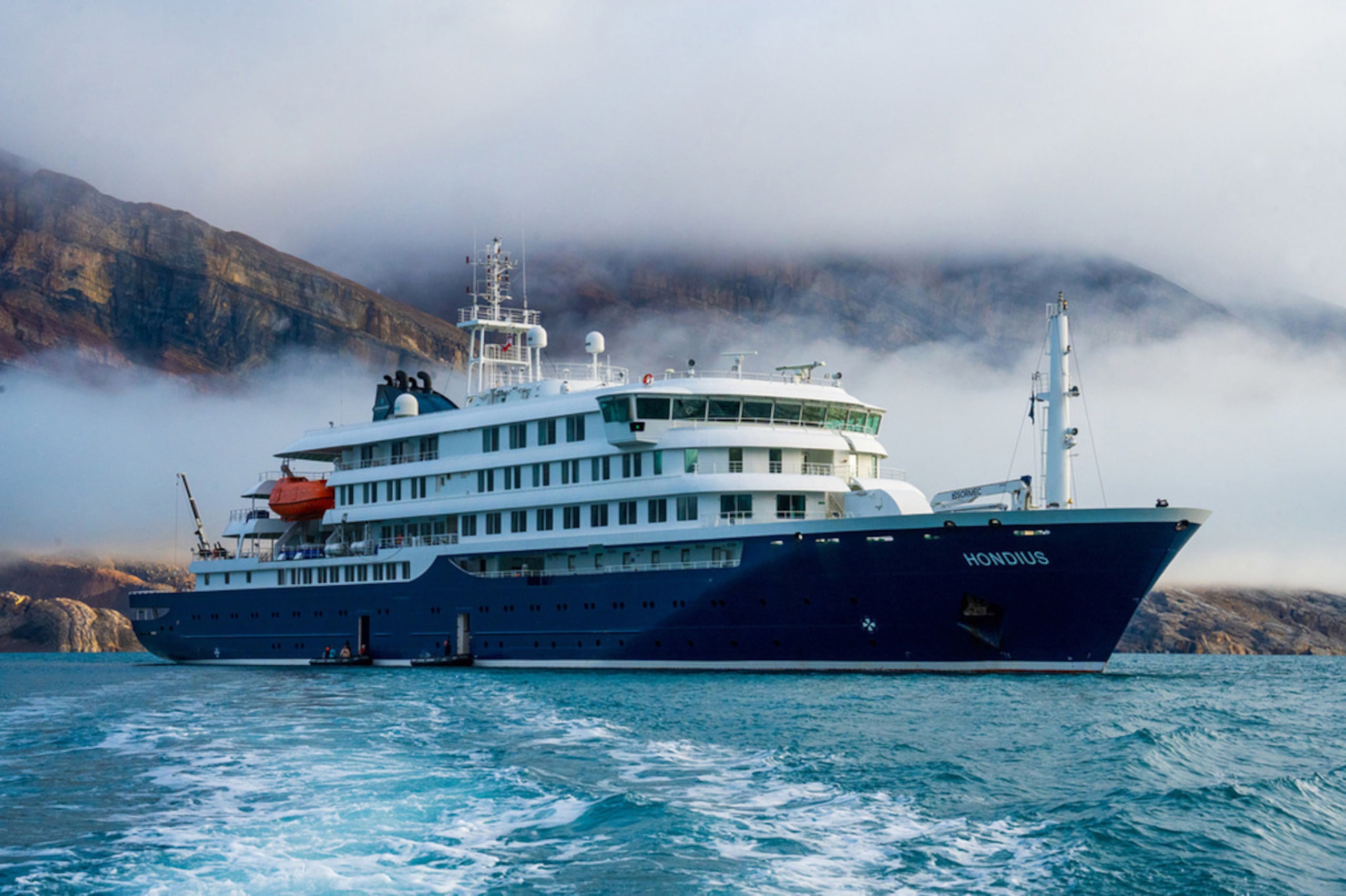 Esta foto sin fecha proporcionada por Oceanwide Expeditions muestra el crucero MV Hondius, de clase polar 6, en alta mar.
