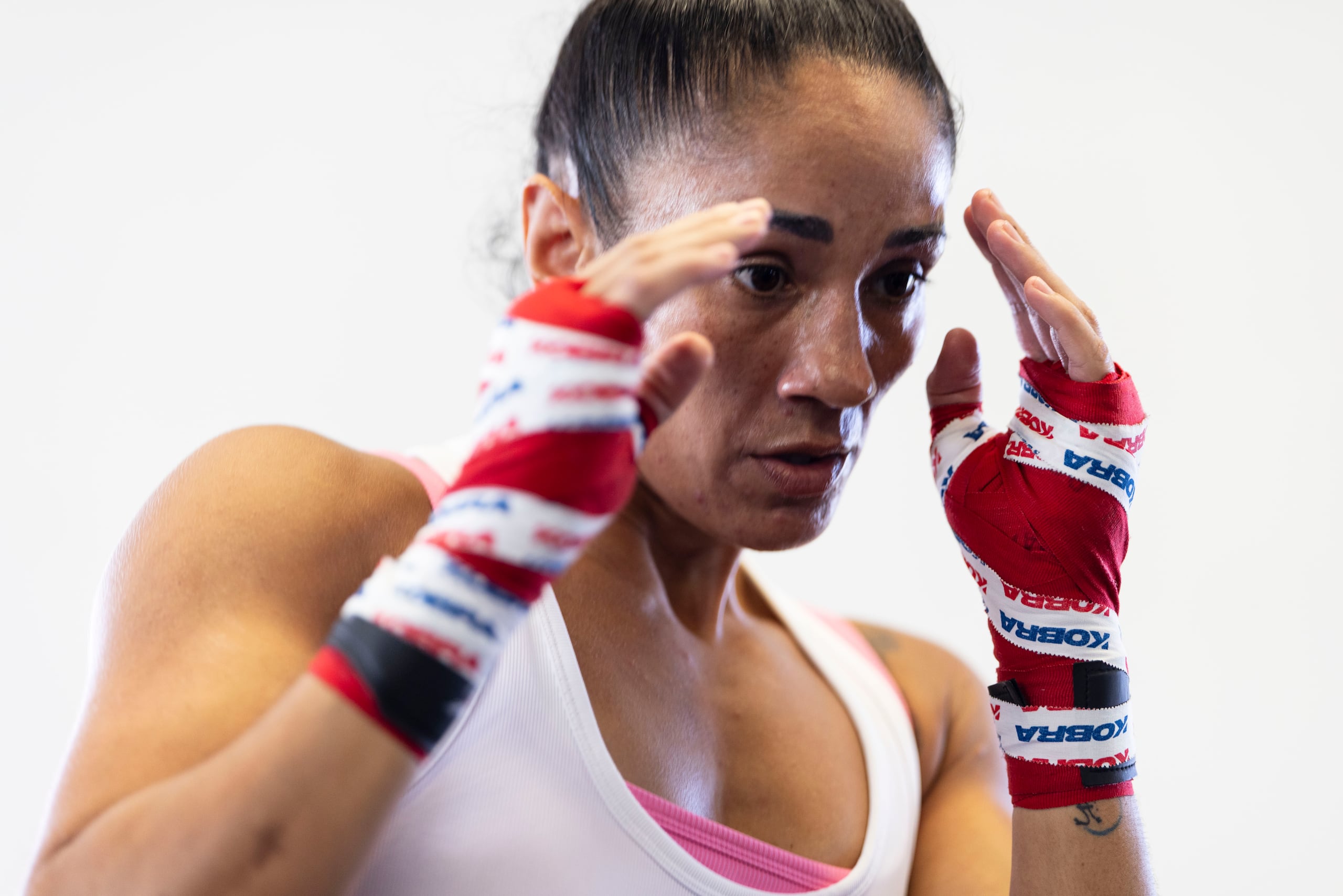 Amanda Serrano en un entrenamiento en Carolina rumbo a su defensa titular este 3 de enero en el Coliseo Roberto Clemente.