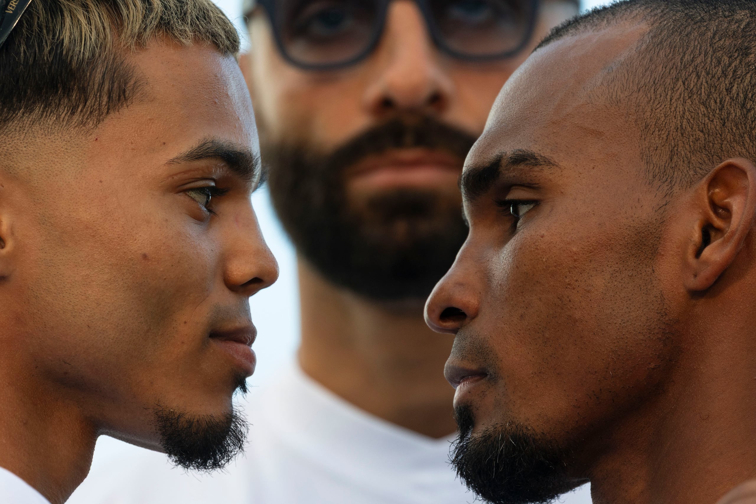 Yankiel Rivera y Jonathan "Bomba" González se ven las caras en una conferencia en la Plaza del Quinto Centenario del Viejo San Juan rumbo a su pelea en el Coliseo Roberto Clemente.