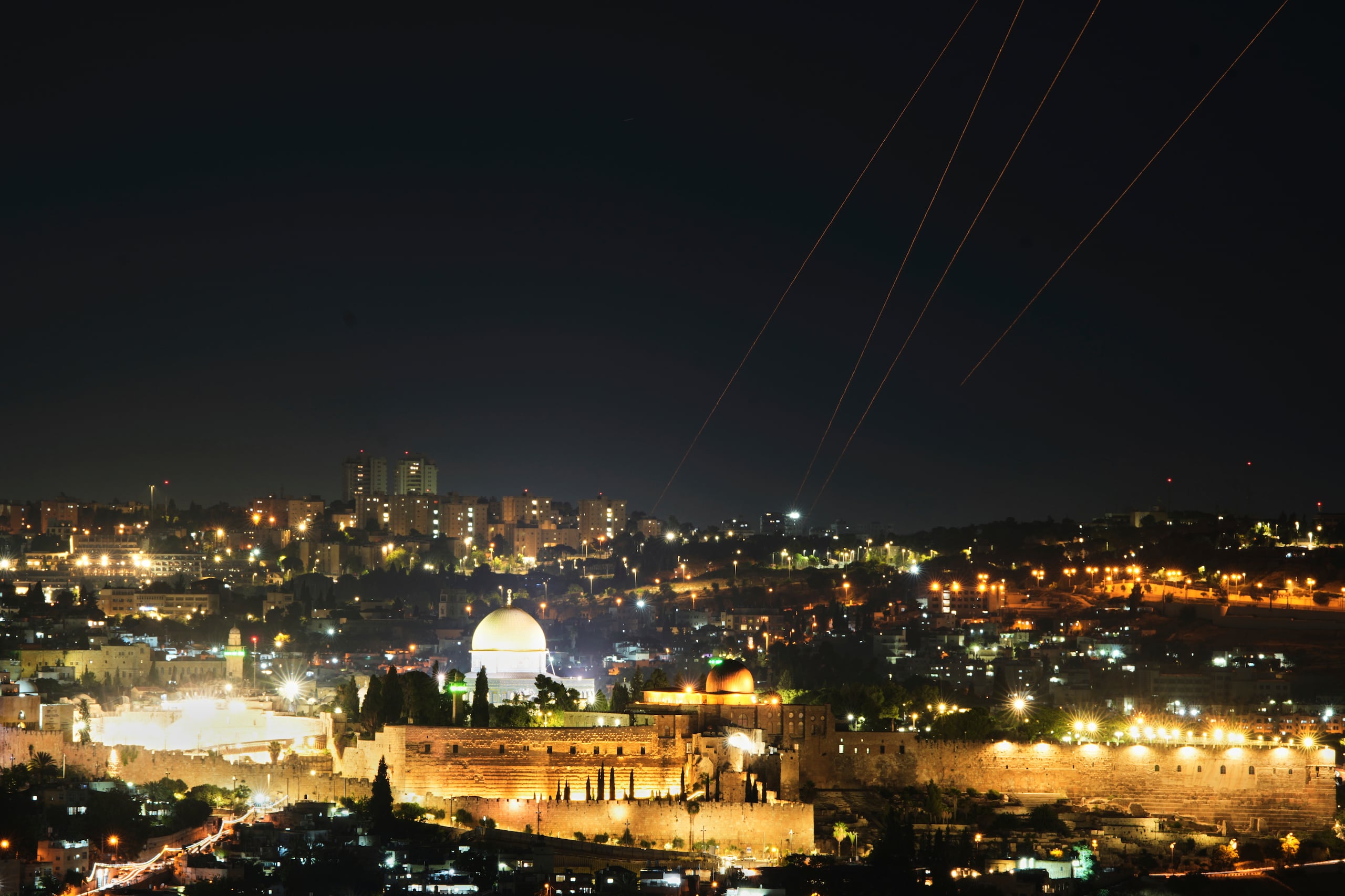 Se ven trazas sobre Jerusalén durante una alerta de ataque con misiles, el 13 de junio de 2025.