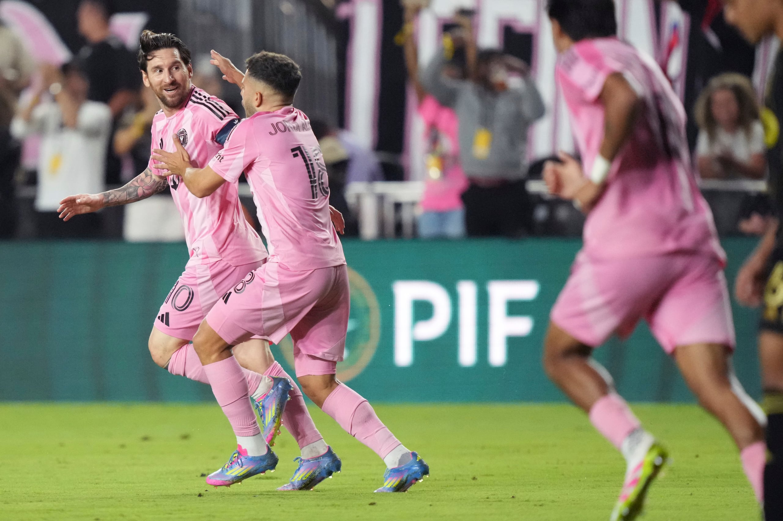 El argentino Lionel Messi, del Inter Miami, festeja un tanto con Jordi Alba, en la vuelta de los cuartos de final de la Copa de Campeones de la Concacaf ante Los Angeles FC.