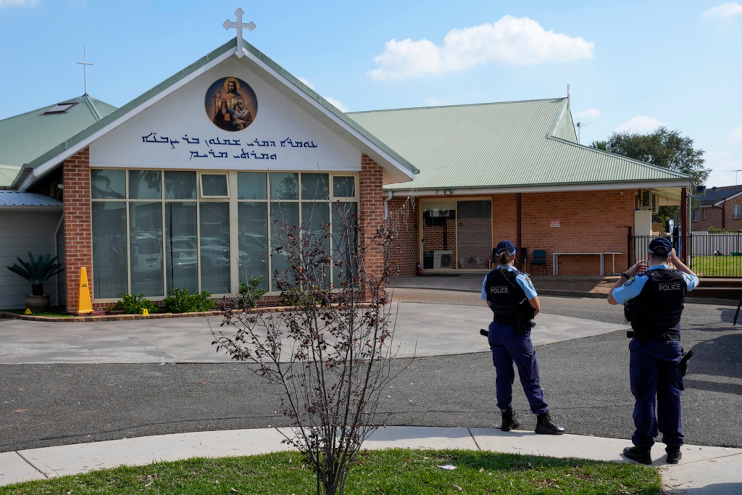 La policía patrulla frente a la Iglesia de Cristo el Buen Pastor en los suburbios de Wakely, en el oeste de Sídney, el 16 de abril de 2024.