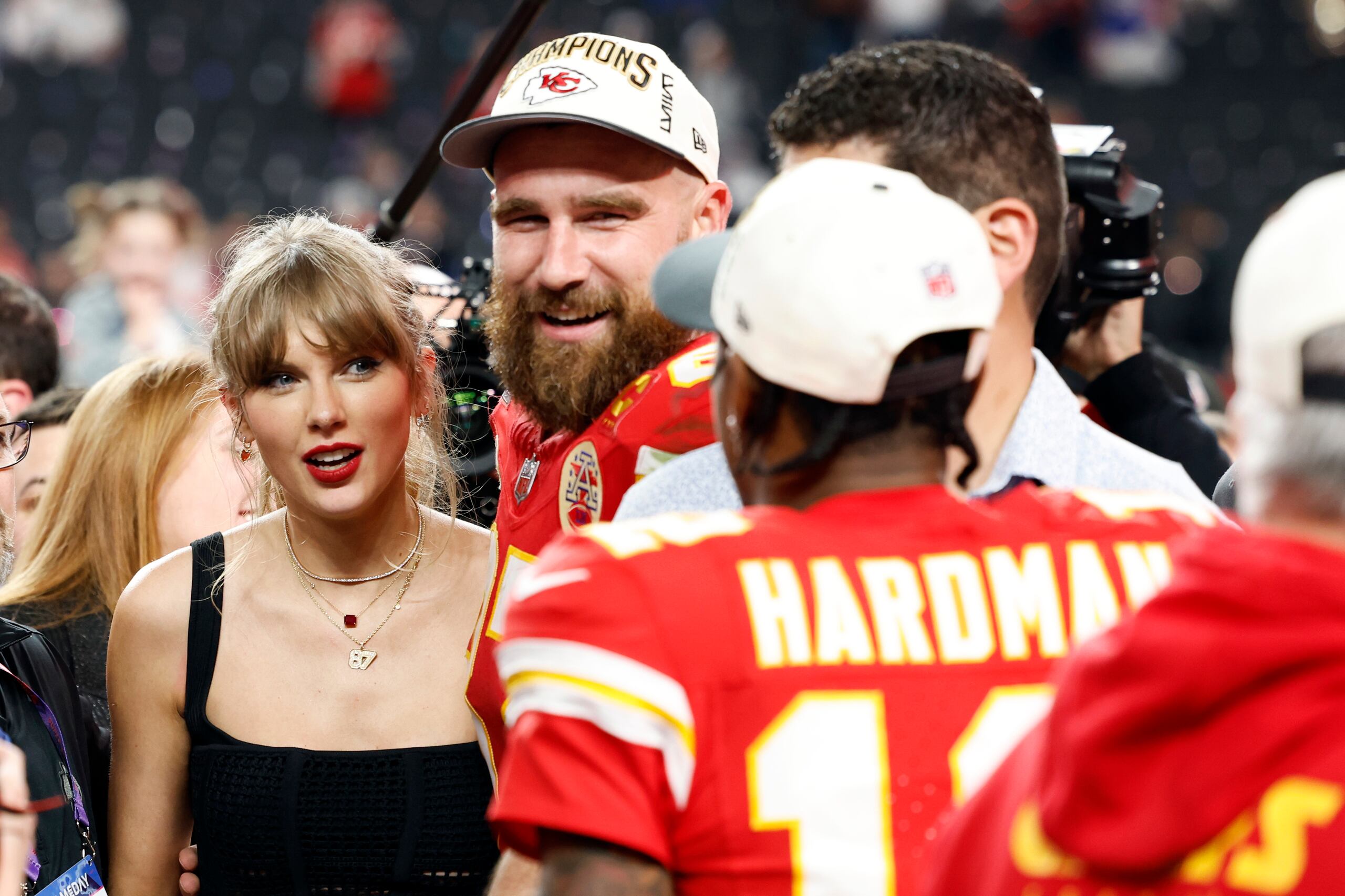 La cantante Taylor Swift junto a Travis Kelce de los Kansas City Chiefs celebrando en el 2024 tras ganar el Super Bowl en el Allegiant Stadium, en Las Vegas, Nevada.