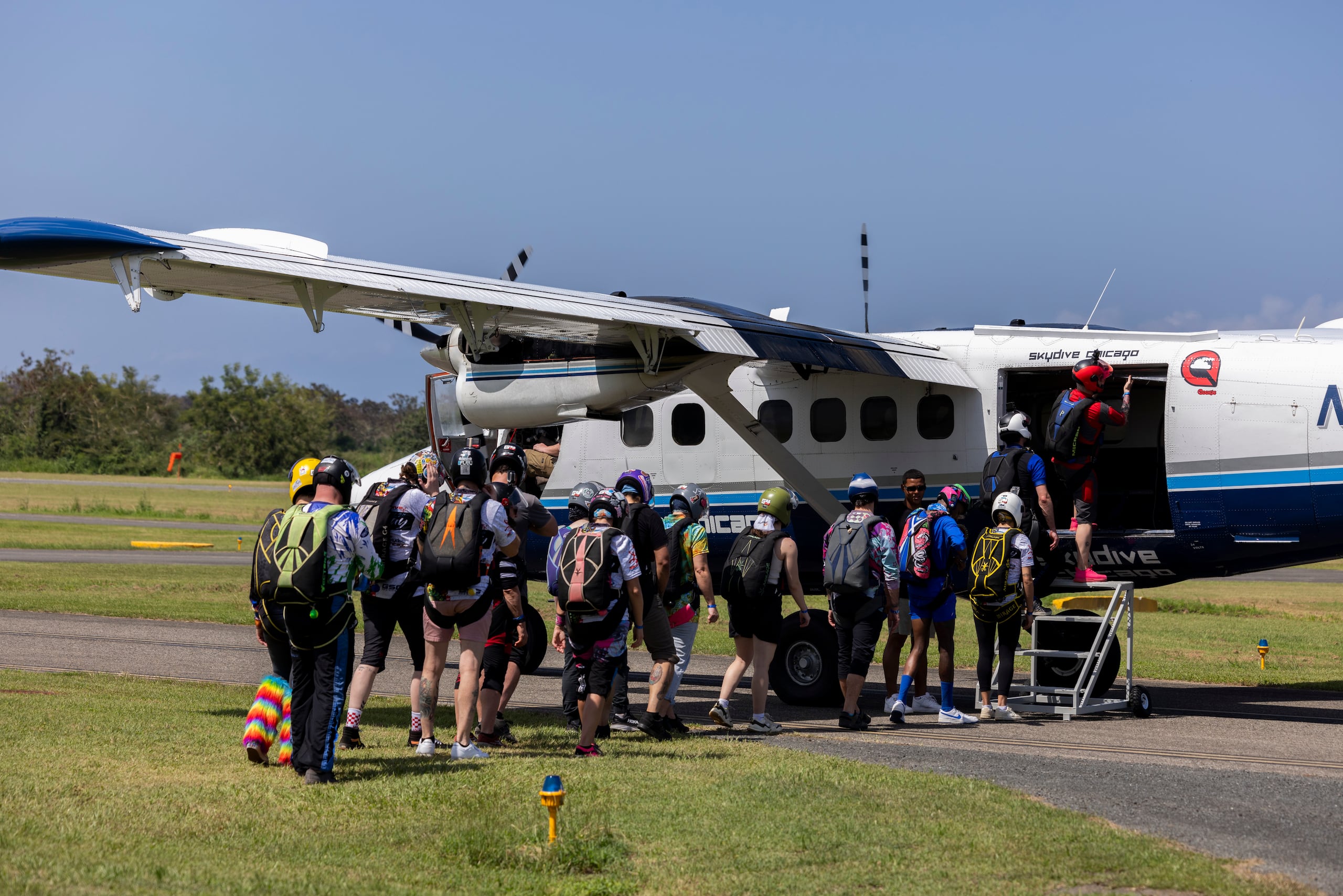 Durante el evento, organizado por Skydive Puerto Rico y Skydive Chicago, se busca romper las marcas nacionales de saltos de formación, se utilizan tres naves, entre estas dos aviones Twinn Otter, que tienen capacidad para 26 paracaidistas.