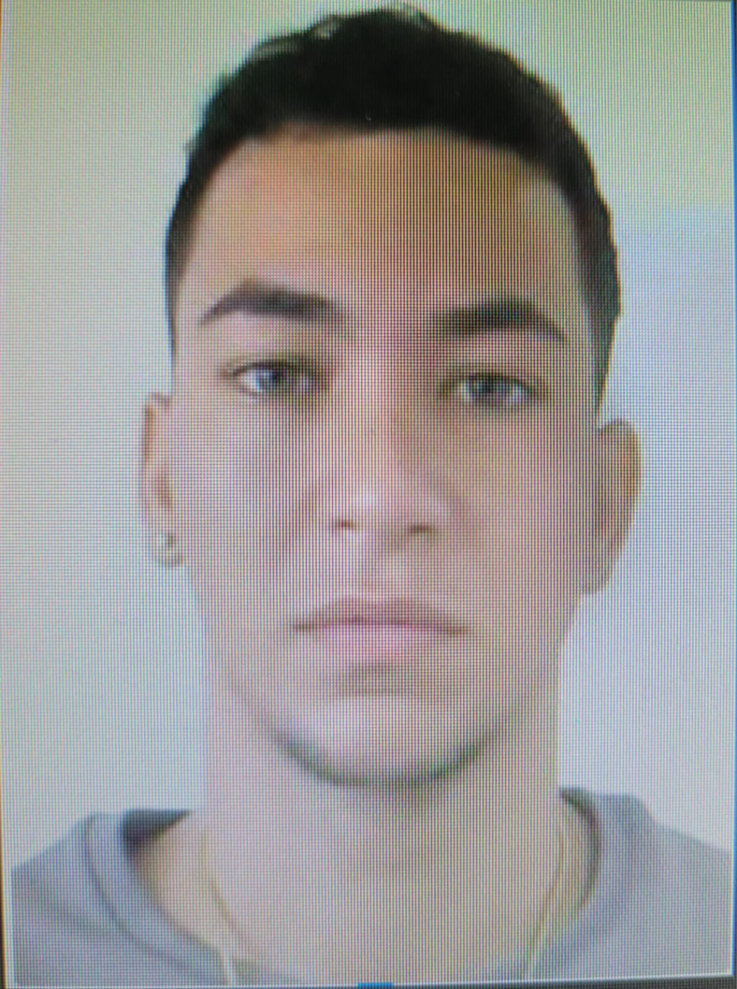 Contra Adderly A. Suárez Díaz, de 30 años, pesa una orden de arresto por apropiación ilegal de identidad, fraude y tentativa de apropiación ilegal, con una fianza de $160,000.00