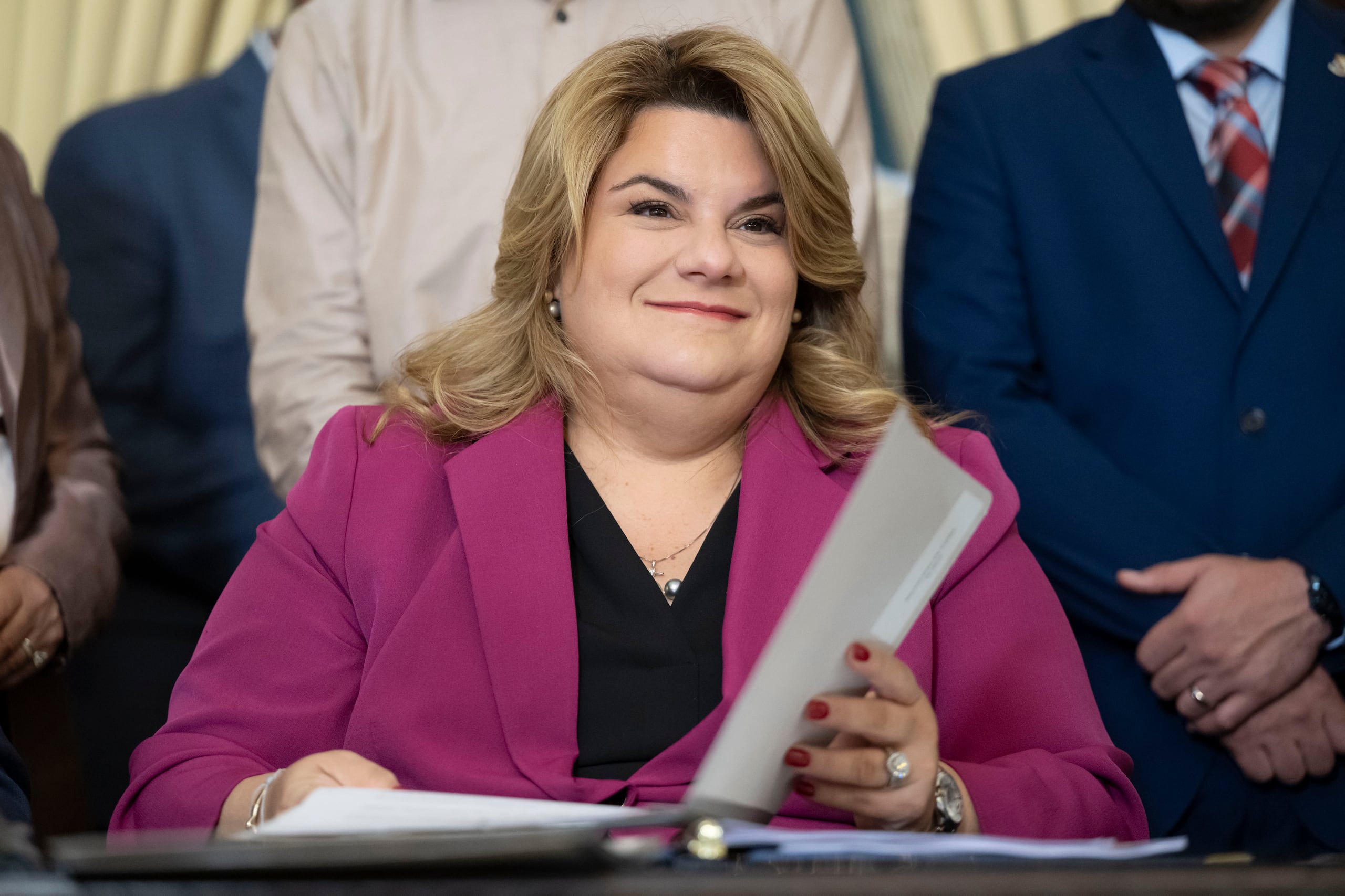La gobernadora Jenniffer González Colón, convirtió en ley dos medidas.