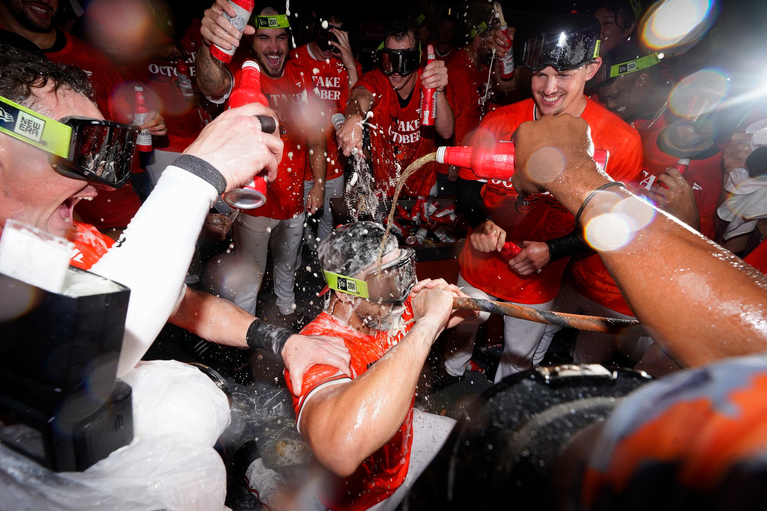 Anthony Santander, al centro, de los Orioles, celebra la clasificación de Baltimores a la postemporada.