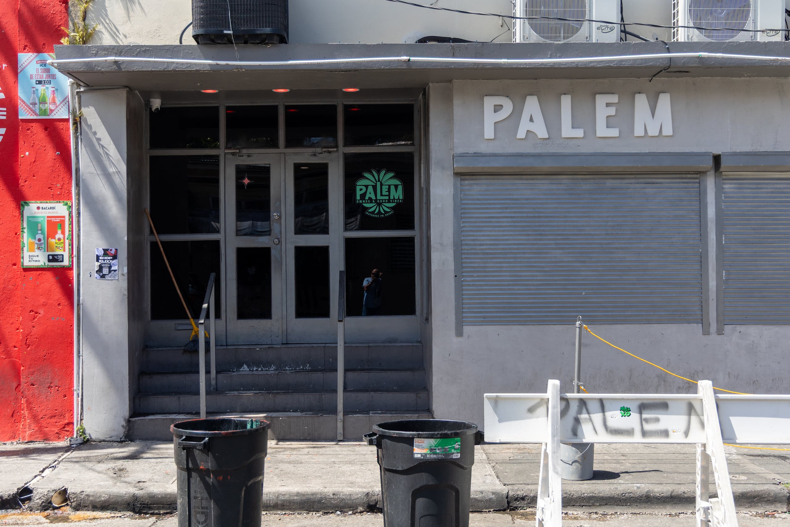 Fachada del negocio donde ocurrio la balacera que dejó a un joven muerto y cinco universitarios heridos. (Archivo/ GFR Media / © Jorge A Ramírez Portela)
