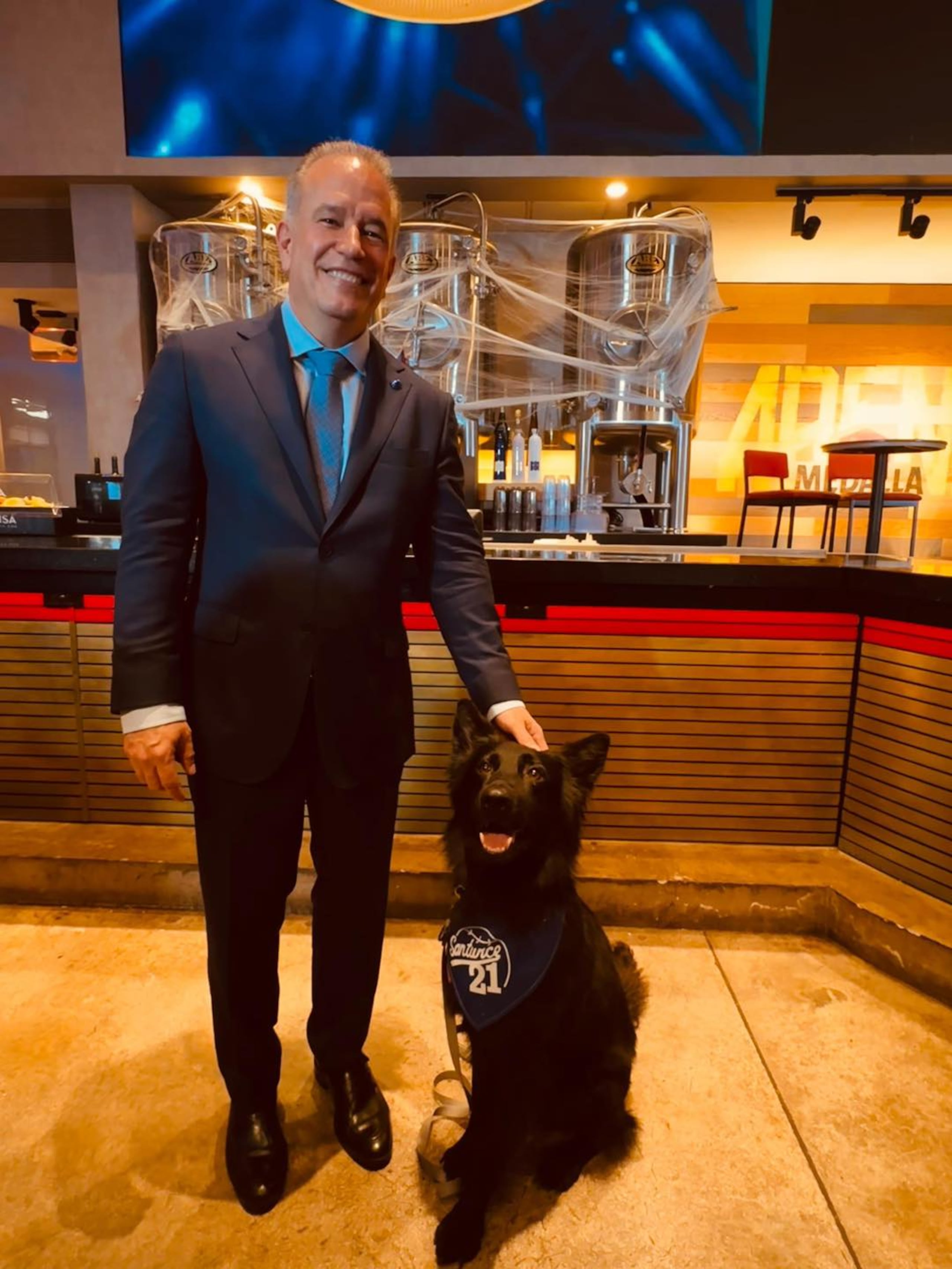 El propietario de los Cangrejeros, Carlos Iguina, junto a Salvatore.