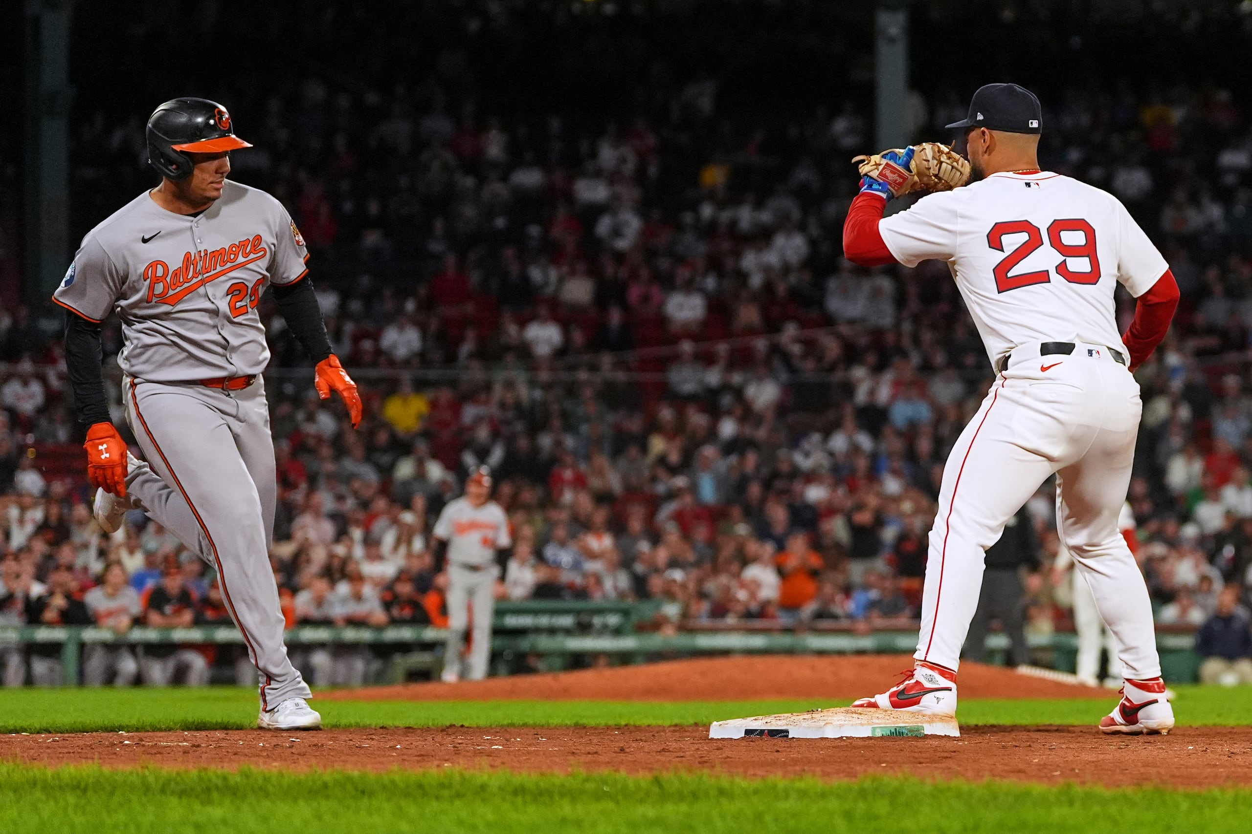 El dominicano Samuel Basallo empuja la carrera del desempate por los Orioles de Baltimore ante los Medias Rojas de Bsoton, el martes 19 de agosto de 2025 (AP Foto/Charles Krupa)