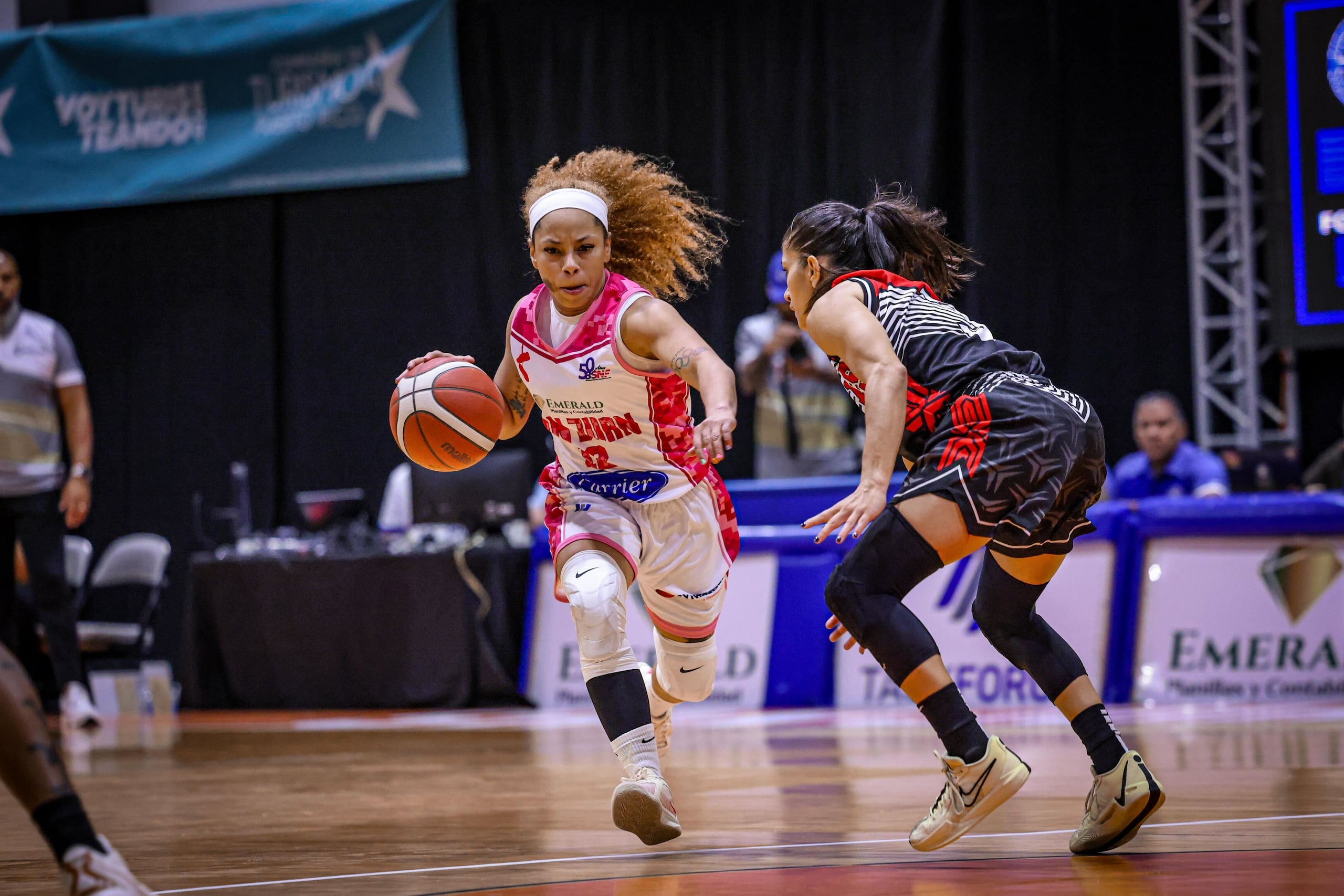 Dayshalee Salamán, de las Cangrejeras de Santurce, controla el balón ante Pamela Rosado, de las Montañeras de Morovis.