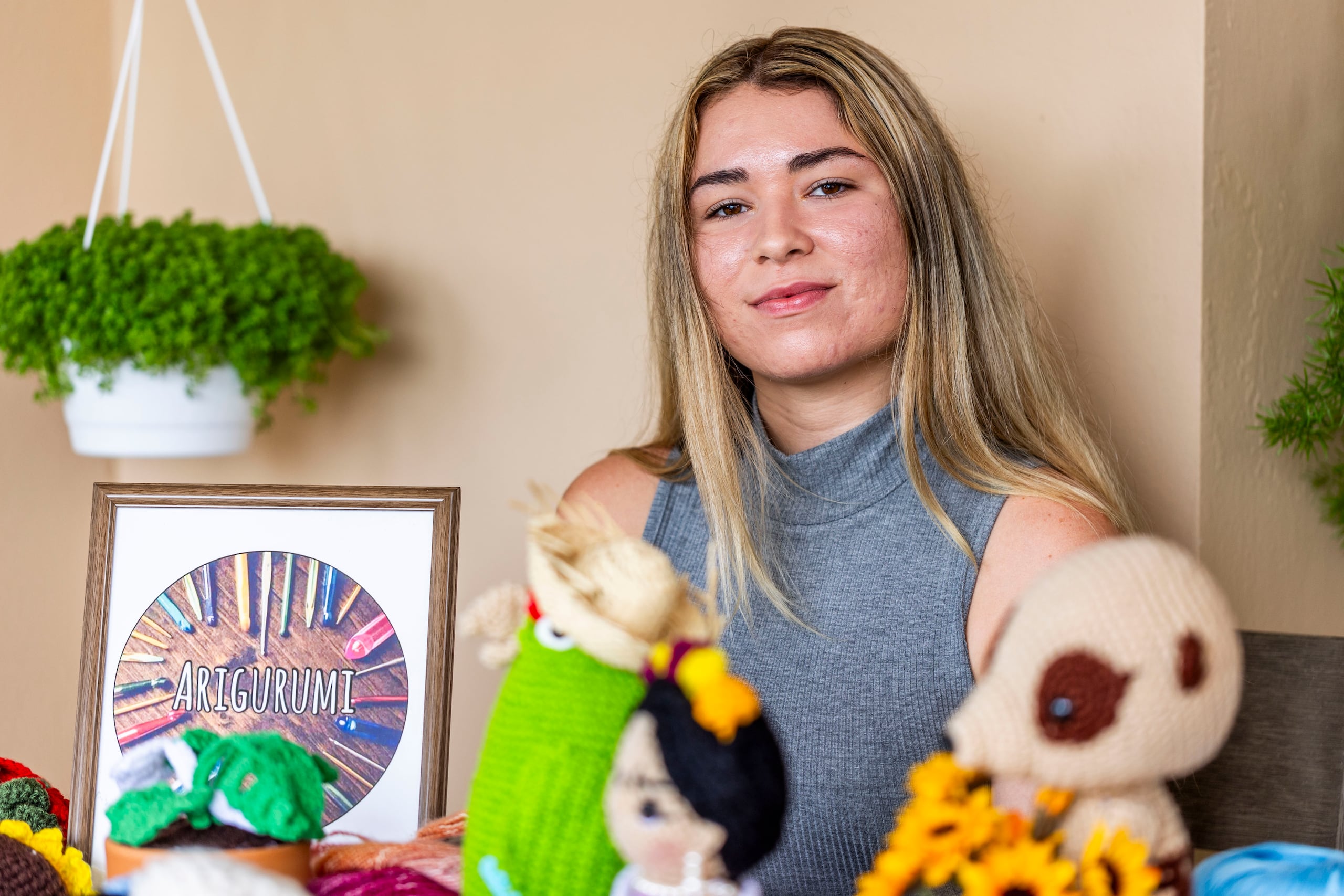 El arte lo aprendió de su madre, Nancy Cruz, quien se interesó por tomar un taller de tejido y compartió con ella la técnica.