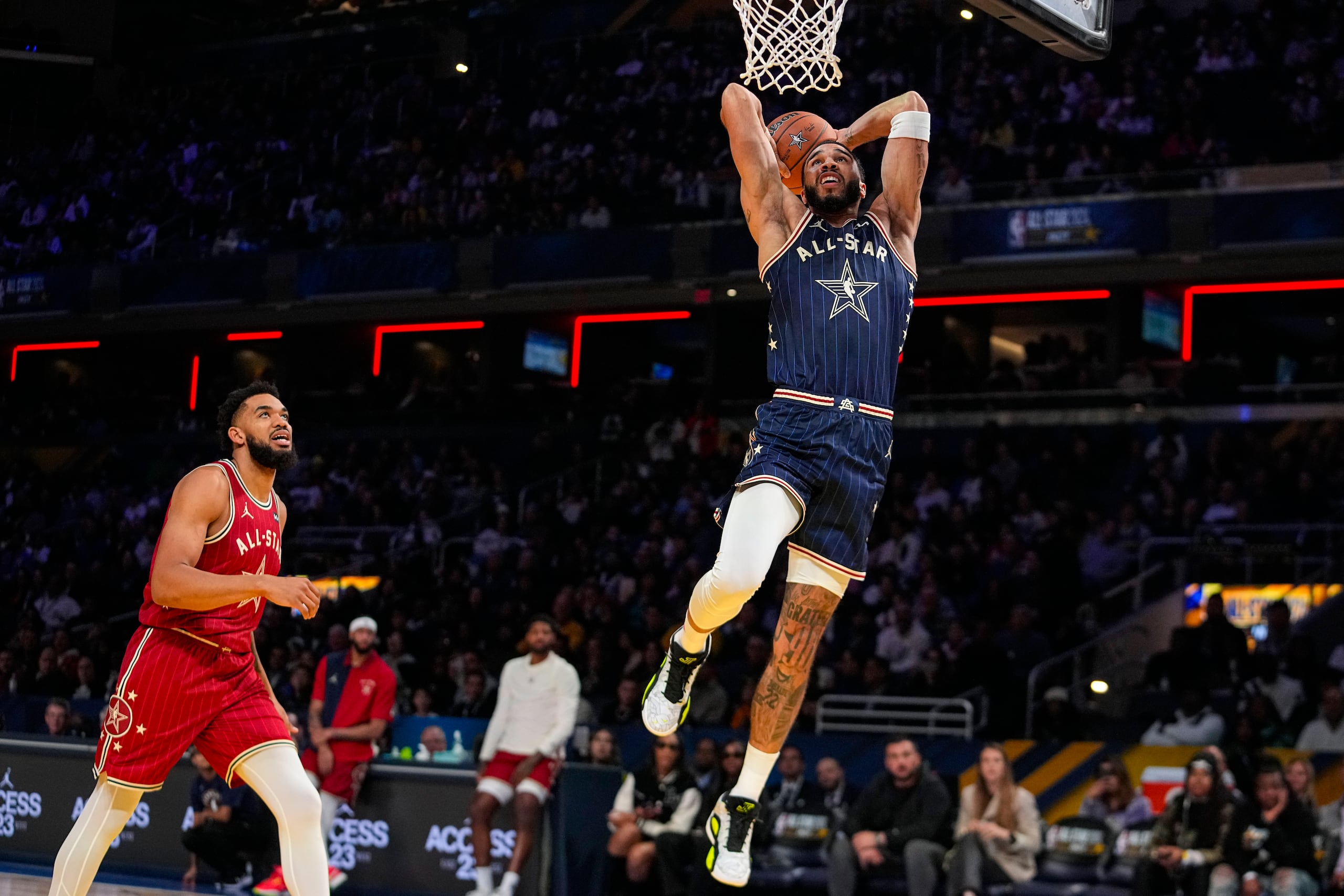 El delatero de los Celtics de Boston Jayson Tatum salta para clavar el balón en la segunda mitad del Juego de Estrellas de la NBA.