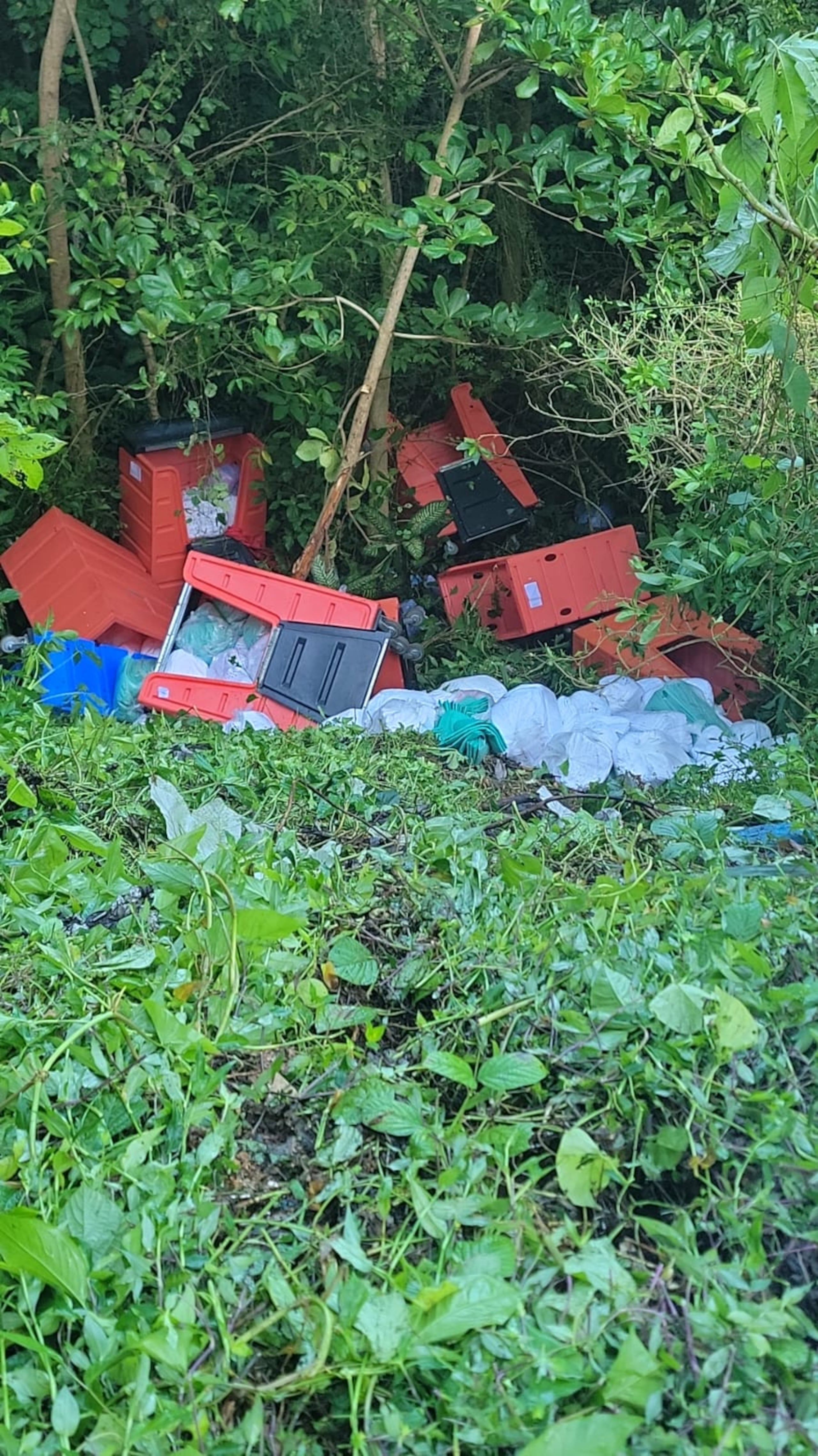 Parte de la mercancía de los dos camiones de la compañía King Uniforms que fueron hurtados de sus instalaciones en el del barrio Santana, en Arecibo, fue recuperada.