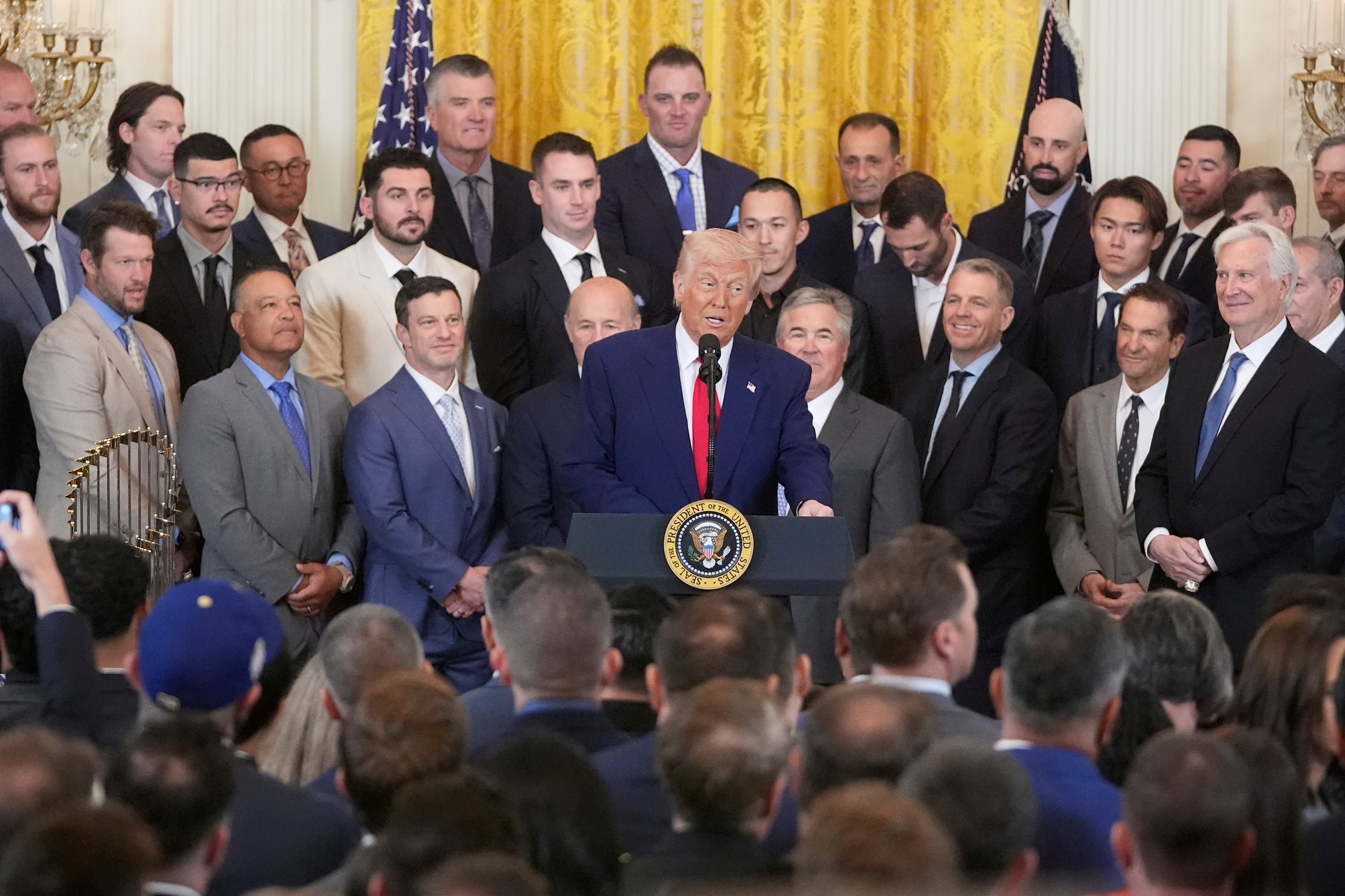 El presidente Donald Trump habla en la ceremonia para honrar a los Dodgers de Los Ángeles, campeones de la Serie Mundial en la Casa Blanca el lunes 7 de abril del 2025. (AP Foto/Mark Schiefelbein)