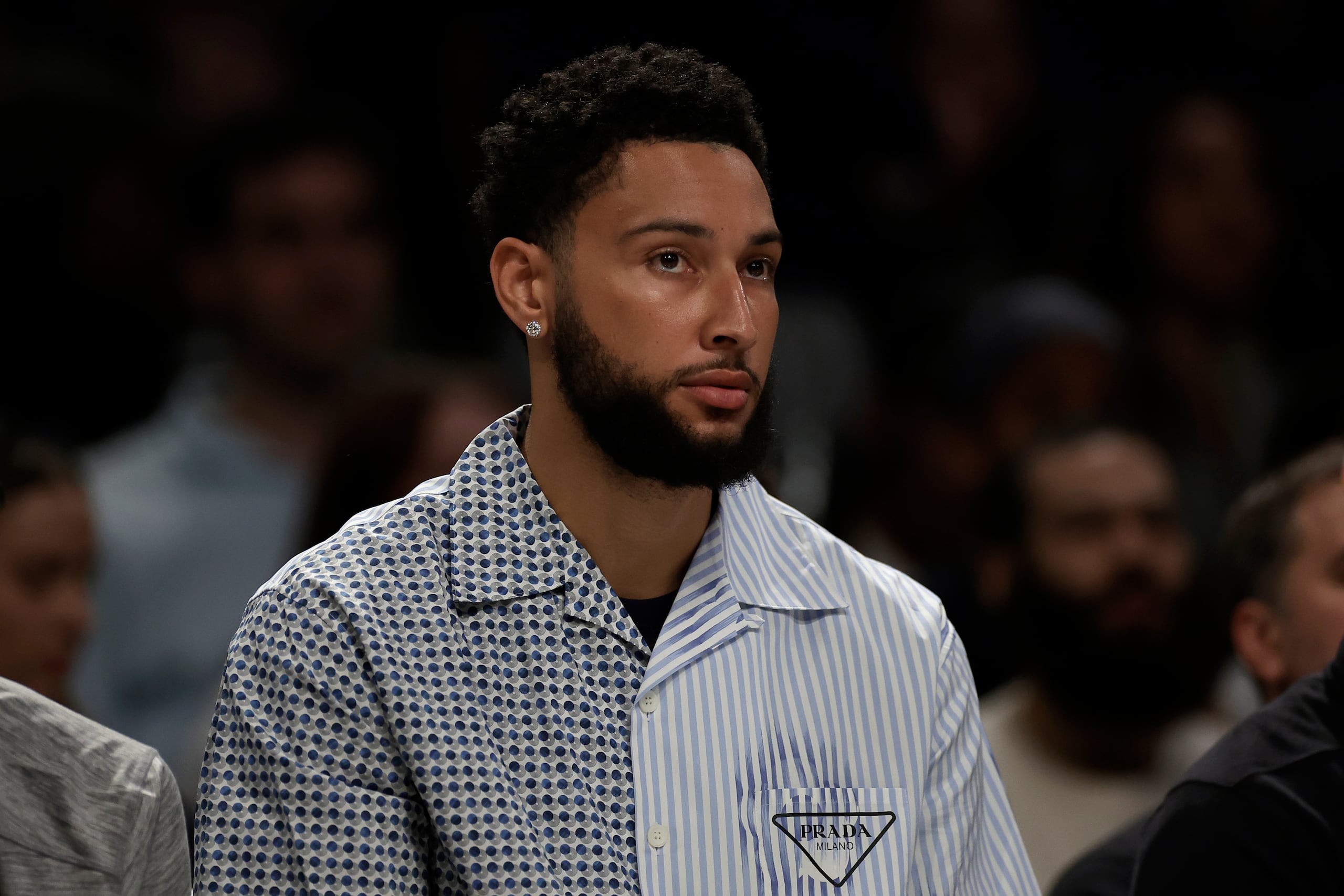 Ben Simmons, de los Nets de Brooklyn, observa desde el banco un juego contra los 76ers de Filadelfia.