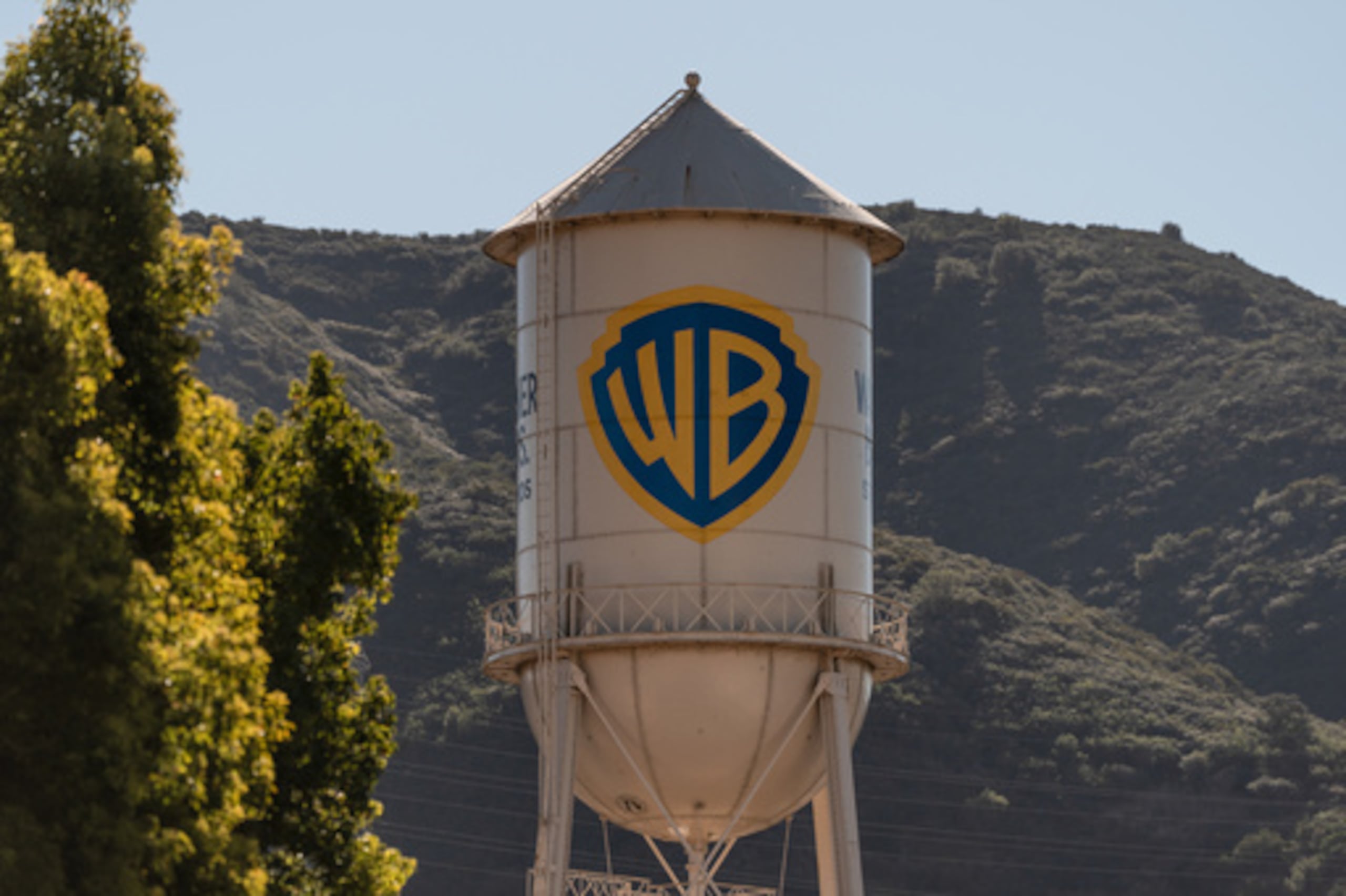 ARCHIVO - La torre de agua de Warner Bros. se ve en los estudios Warner Bros. en Burbank, California, el 5 de diciembre de 2025. (AP Photo/Jae C. Hong, Archivo)