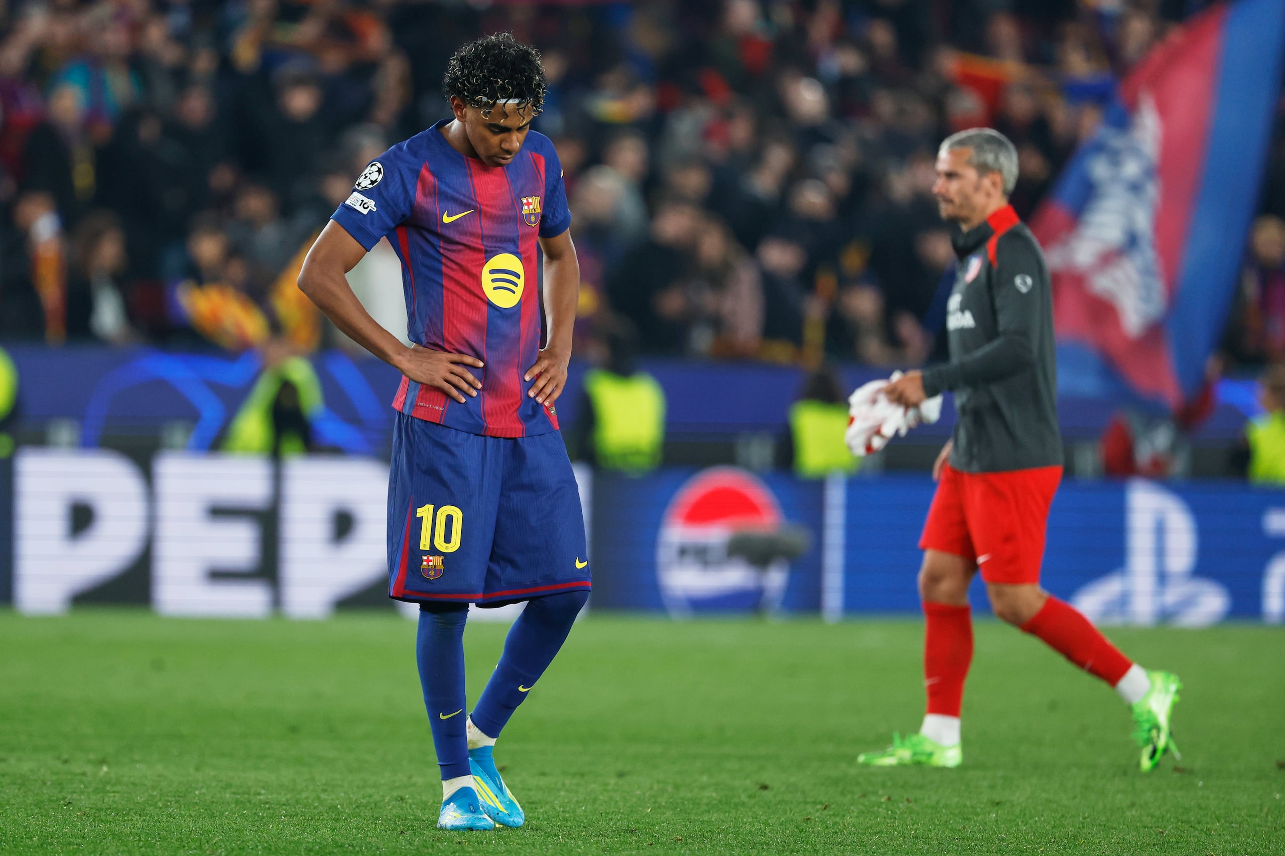 Lamine Yamal (10) del Barcelona reacciona decepcionado tras la derrota 2-0 ante el Atlético de Madrid en la Champions League, el miércoles 8 de abril de 2026.. (AP Foto/Joan Monfort)