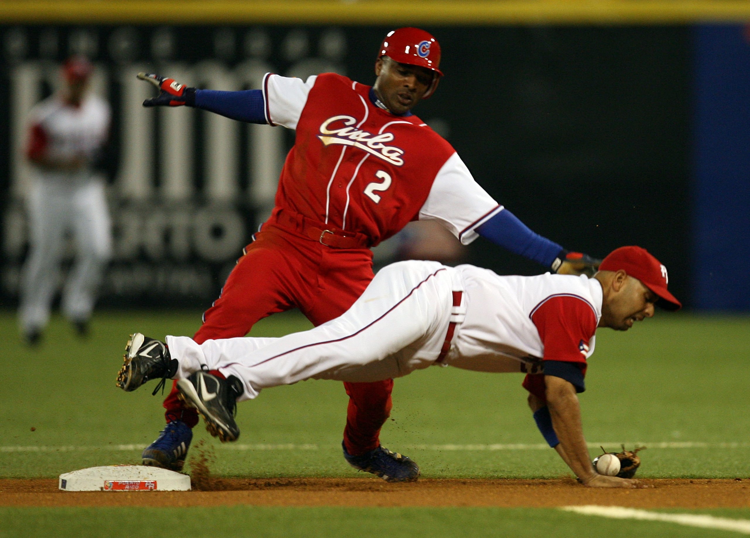 En la foto Alex Cora, de Puerto Rico, no puede sacar en segunda a Eduardo Paret, de Cuba, cuando se robo la base .