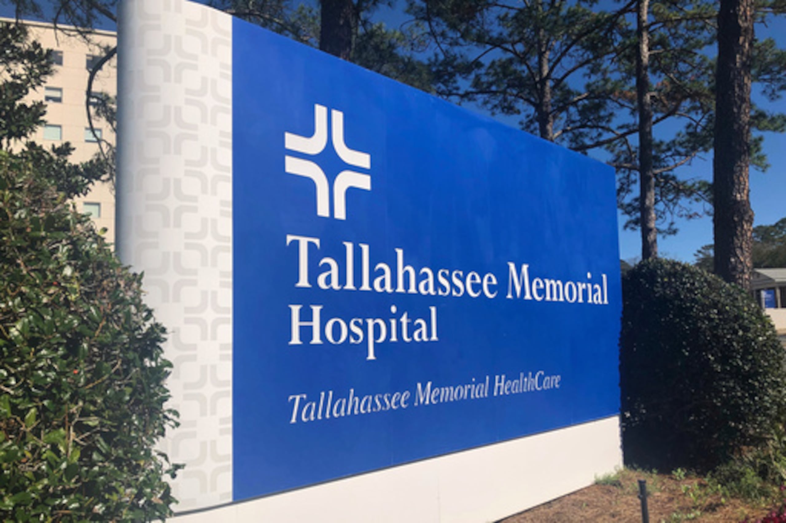 ARCHIVO - Un cartel se ve fuera de Tallahassee Memorial Hospital el 3 de febrero de 2023, en Tallahassee, Florida (AP Photo/Anthony Izaguirre, File)