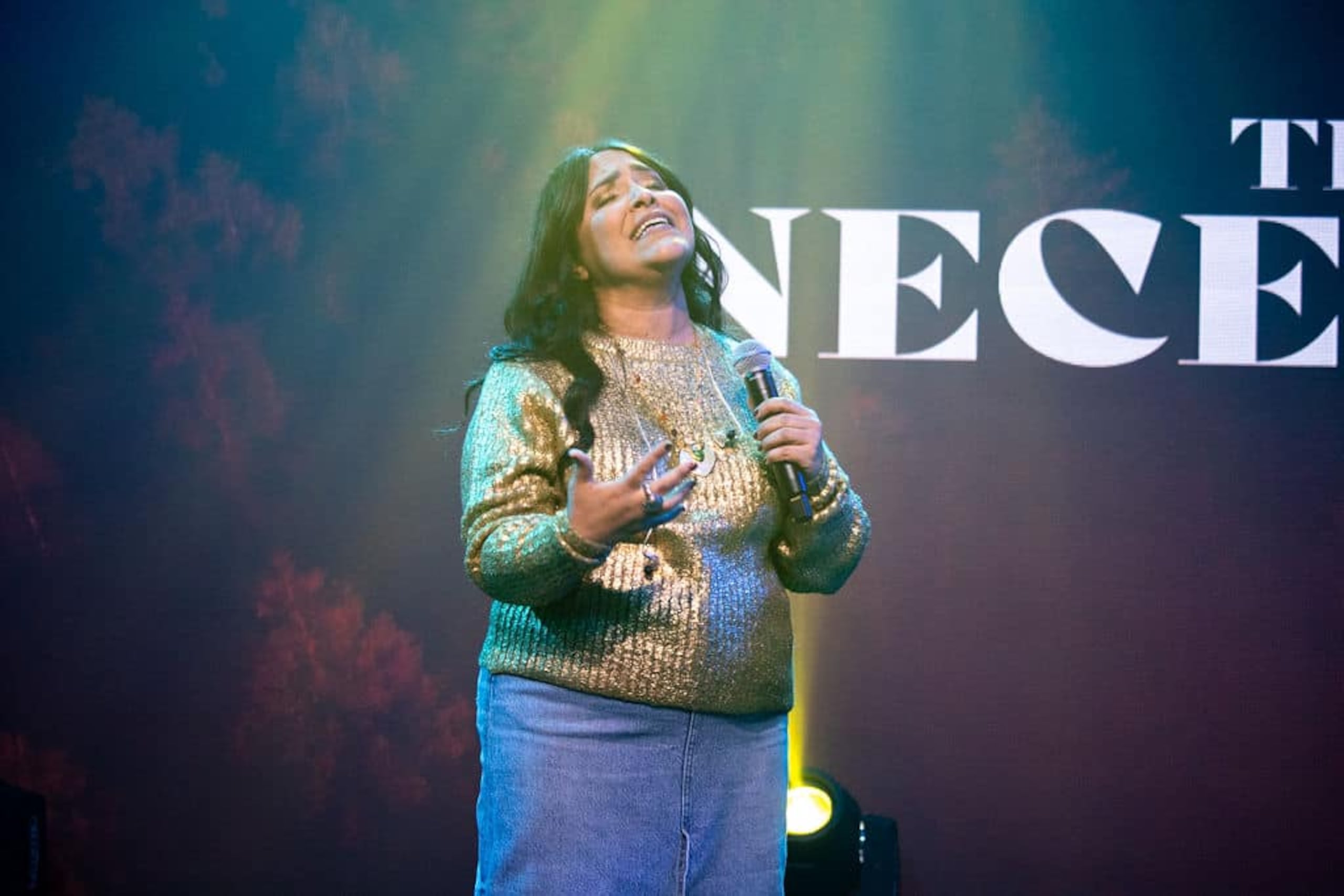 Nimsy López se ha establecido como una figura prominente en la música cristiana contemporánea.