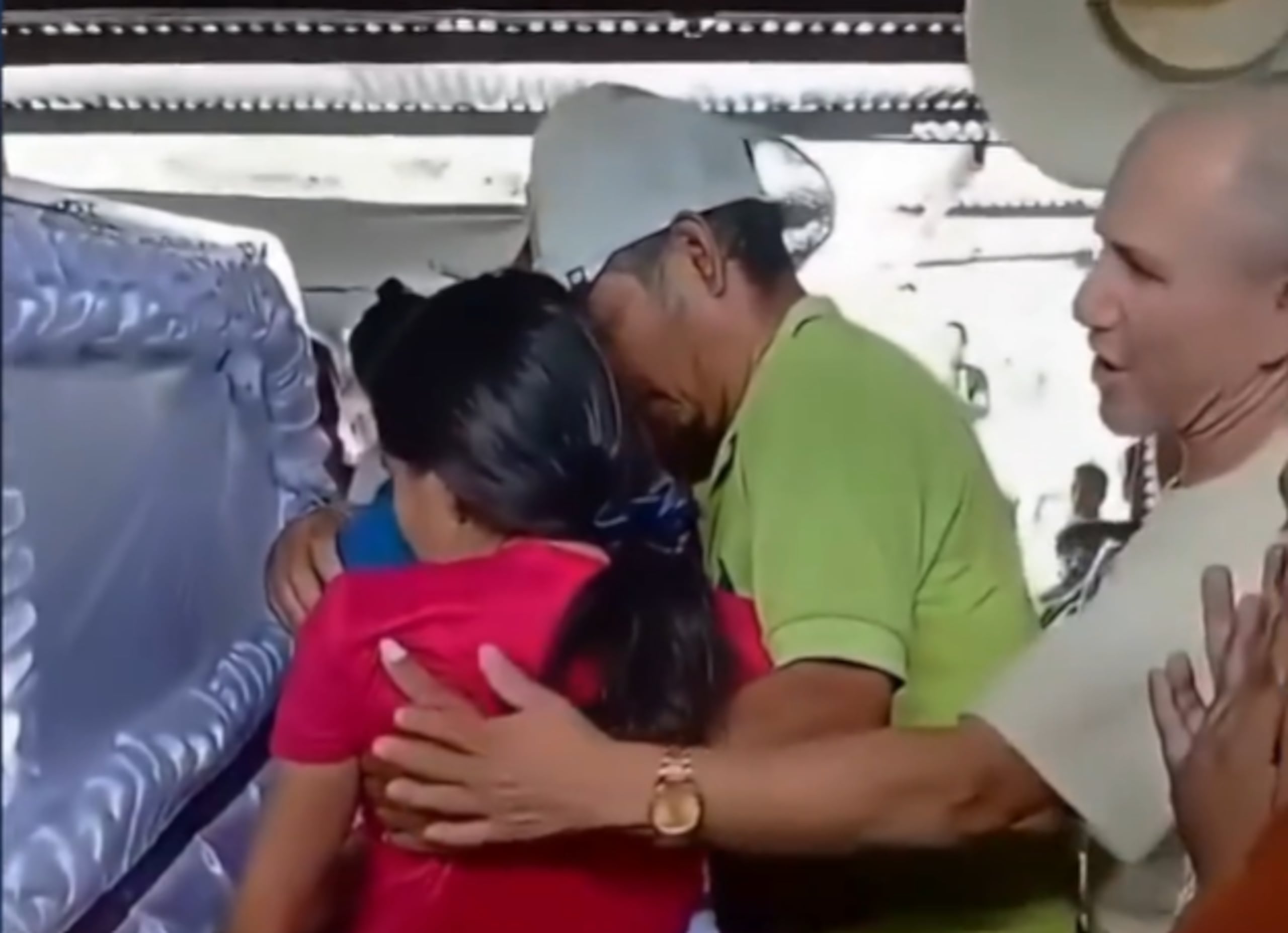 Las imágenes de los familiares sacando a la niña del ataúd se hicieron virales.