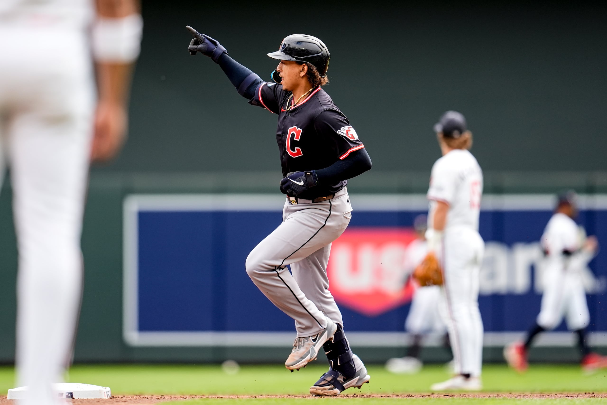 Bo Naylor de los Guardianes de Cleveland celebra su jonrón solitario ante los Mellizos de MInnesota el sábado 20 de septiembre del 2025. (AP Foto/Mike Stewart)