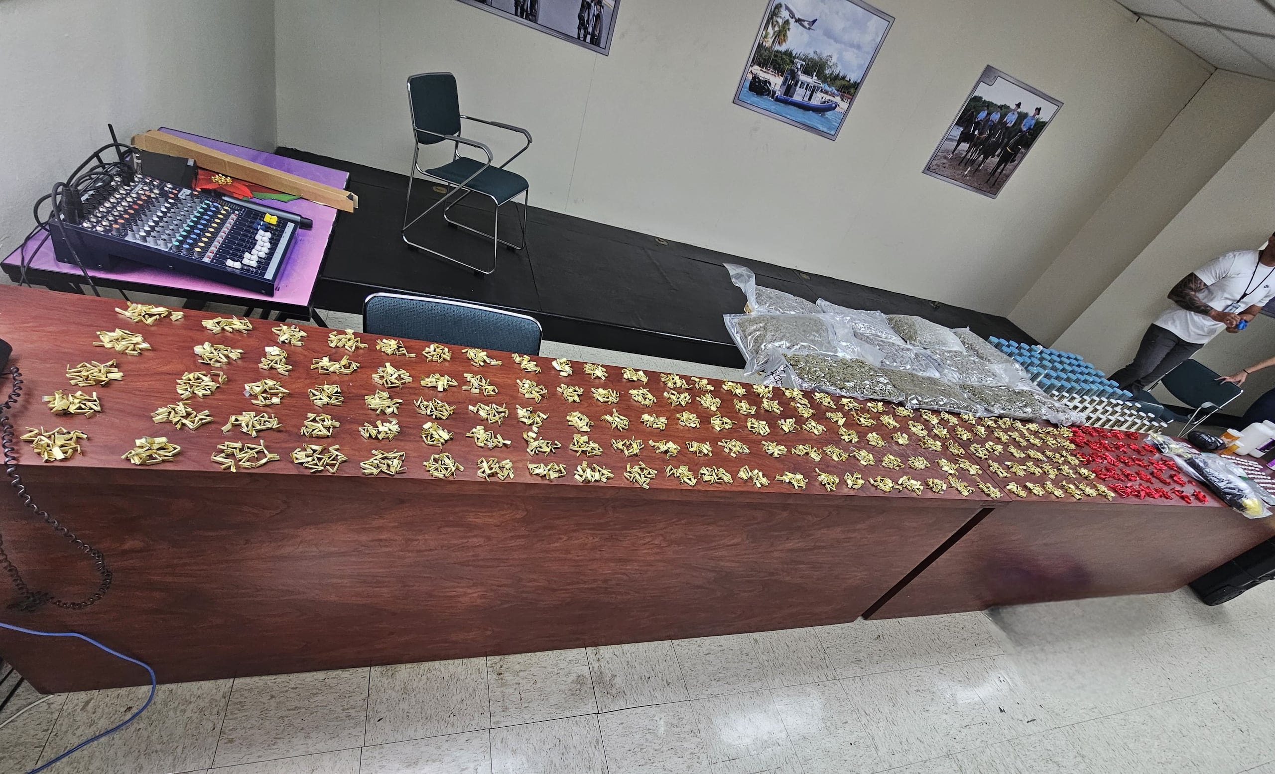 Armas de fuego ilegales, decenas de cargadores, más de mil municiones y una gran cantidad de drogas ocupados en un apartamento deshabitado del residencial El Trébol, en Río Piedras.